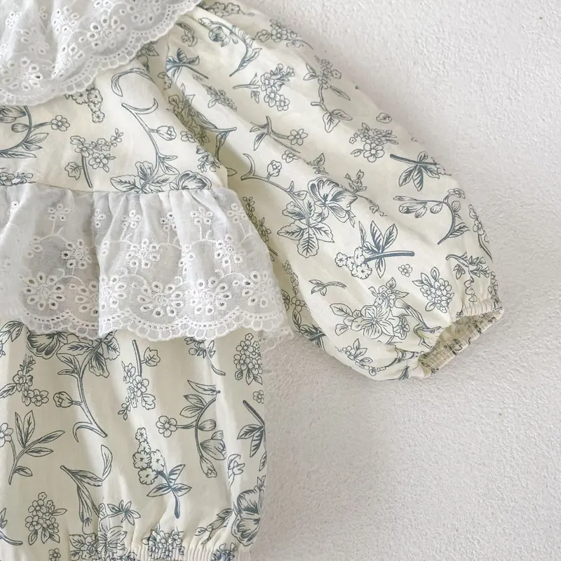 Autumn new baby clothing, 0.3 year old female baby lace collar small fresh floral floral Ha Yi long sleeved bag fart clothes