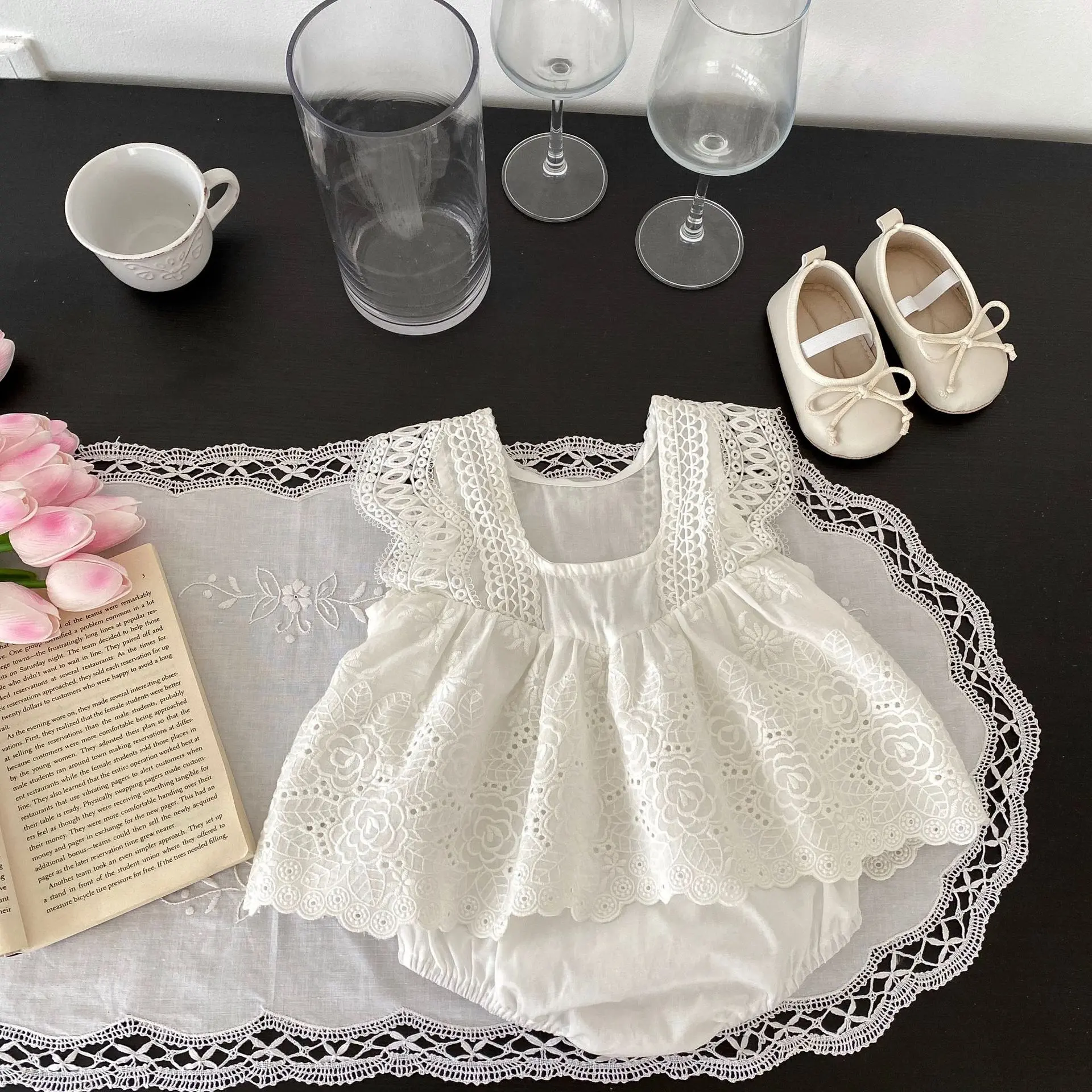 Summer new 0-3 year old baby clothing, fashionable lace hollow embroidery triangle jumpsuit for baby girls