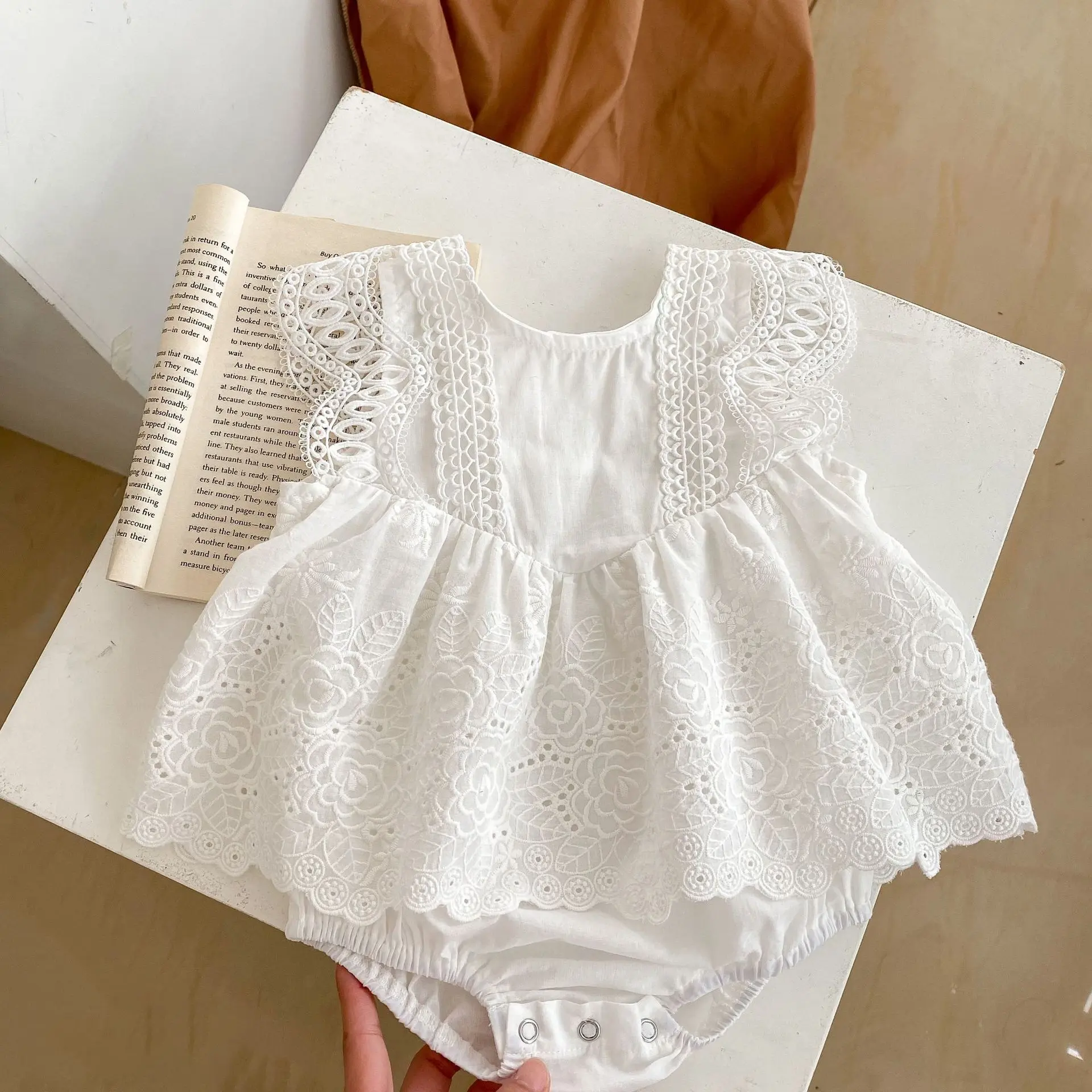 Summer new 0-3 year old baby clothing, fashionable lace hollow embroidery triangle jumpsuit for baby girls