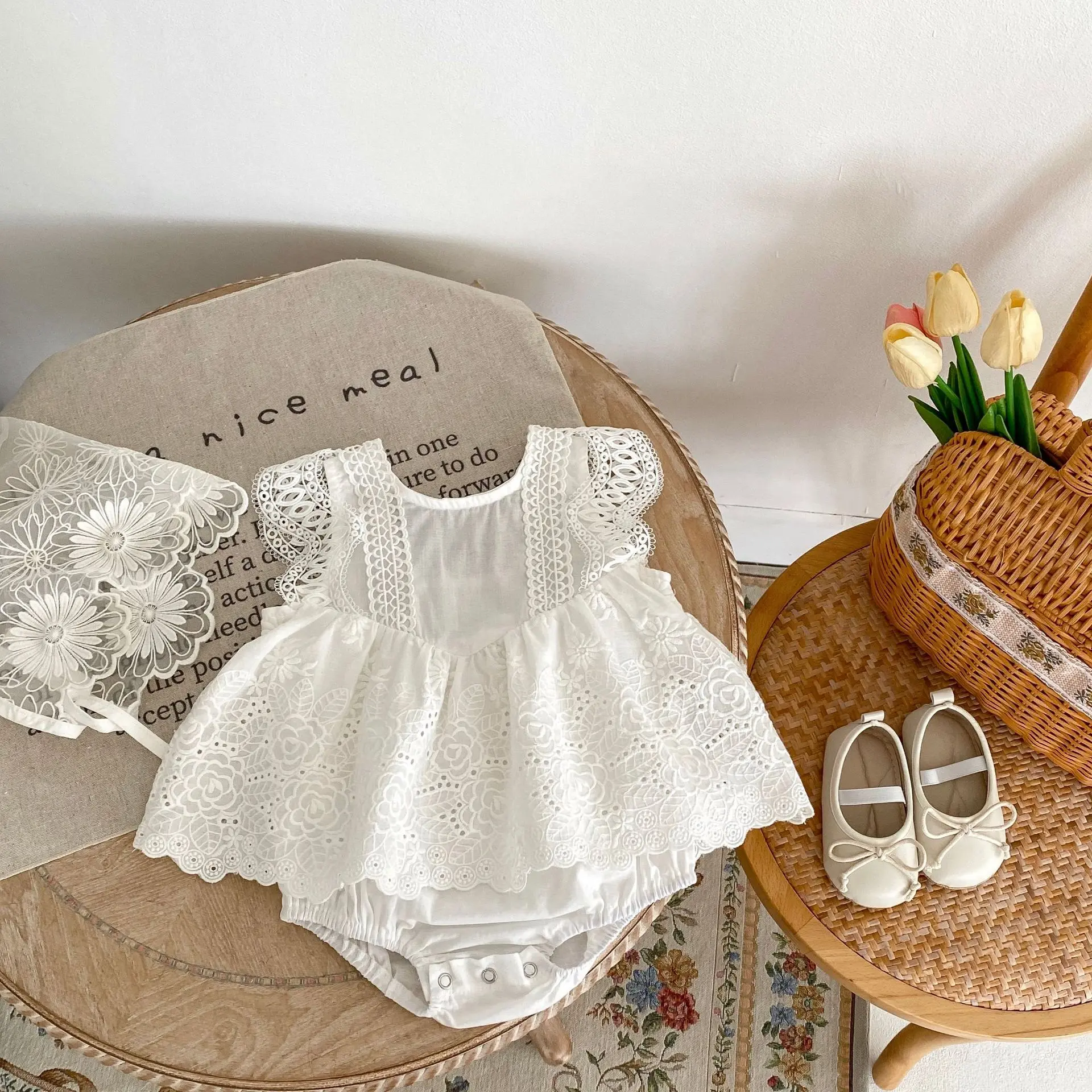 Summer new 0-3 year old baby clothing, fashionable lace hollow embroidery triangle jumpsuit for baby girls