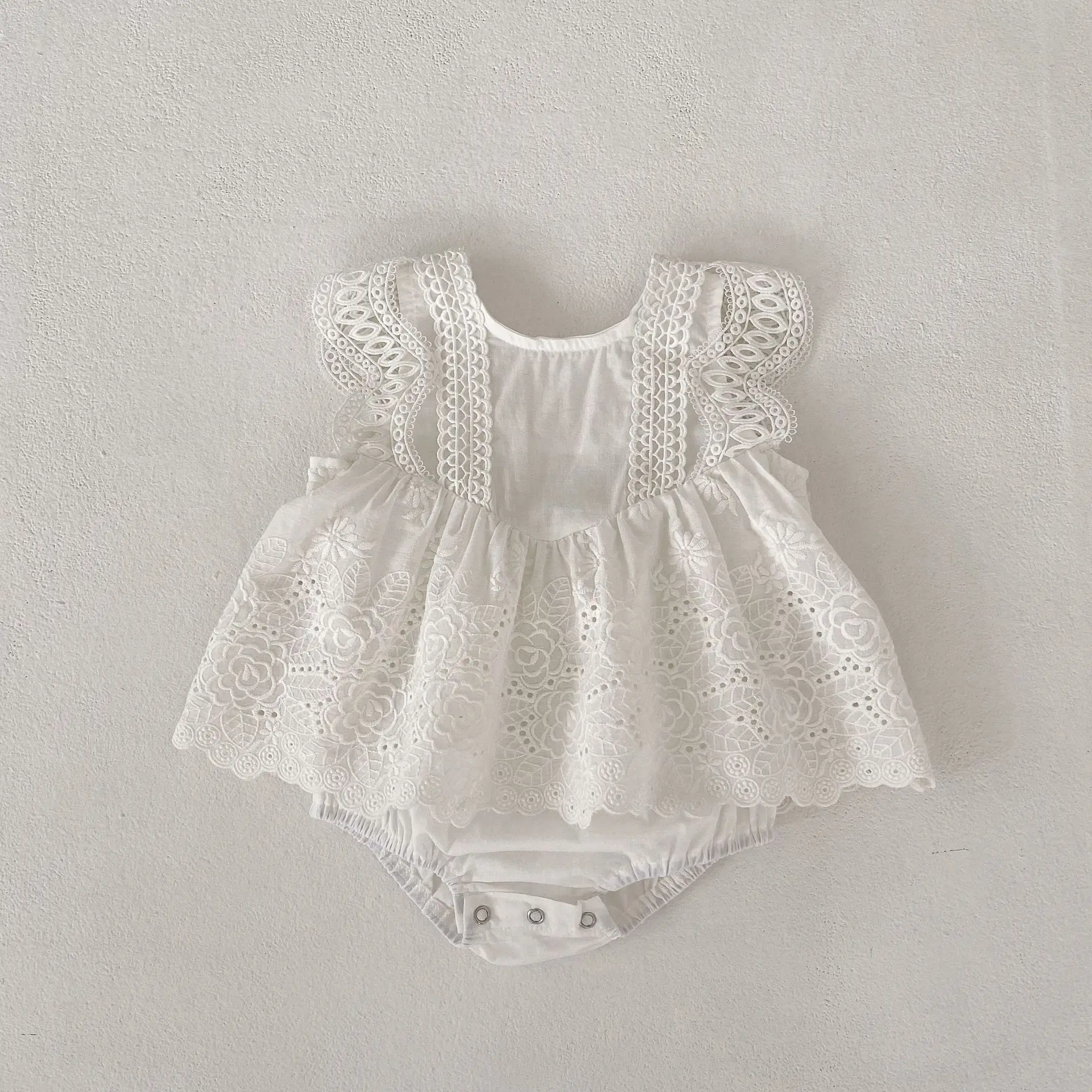 Summer new 0-3 year old baby clothing, fashionable lace hollow embroidery triangle jumpsuit for baby girls