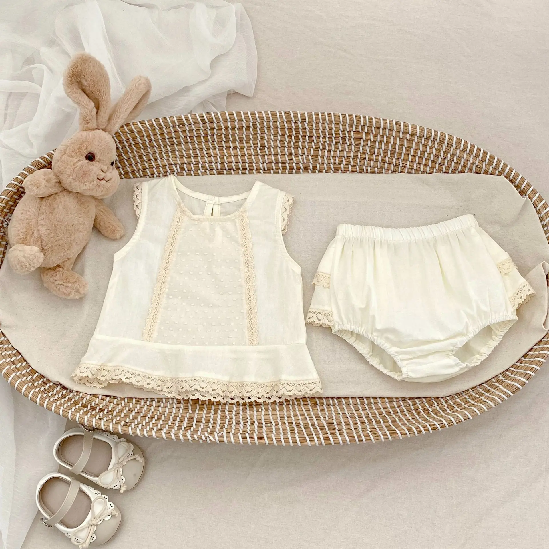 Summer new 0-3 year old baby clothing , fashionable and exquisite baby girl set, lace splicing set