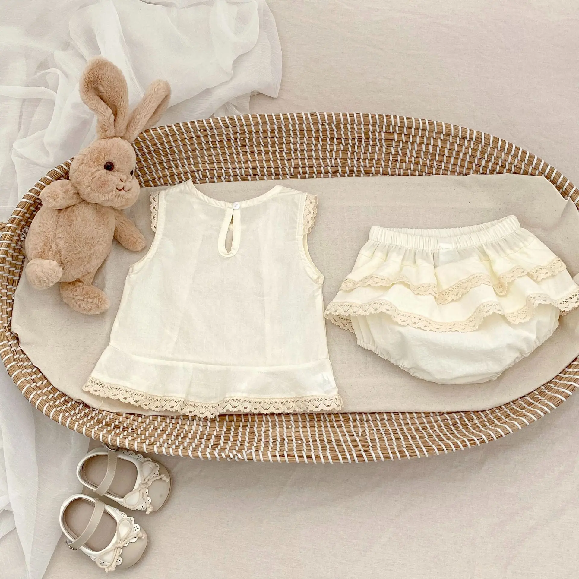 Summer new 0-3 year old baby clothing , fashionable and exquisite baby girl set, lace splicing set