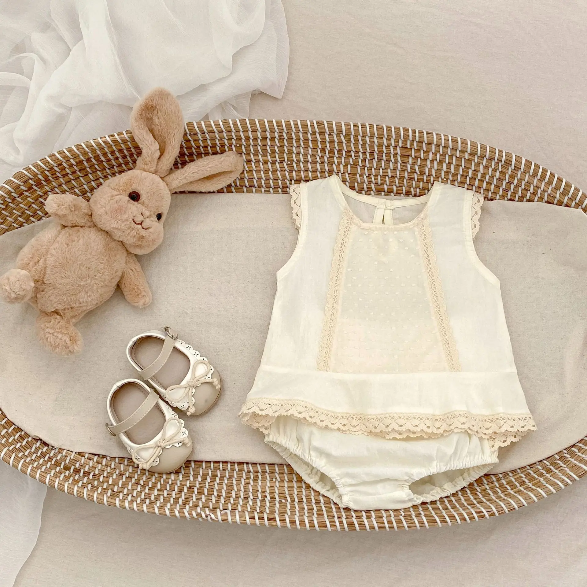 Summer new 0-3 year old baby clothing , fashionable and exquisite baby girl set, lace splicing set