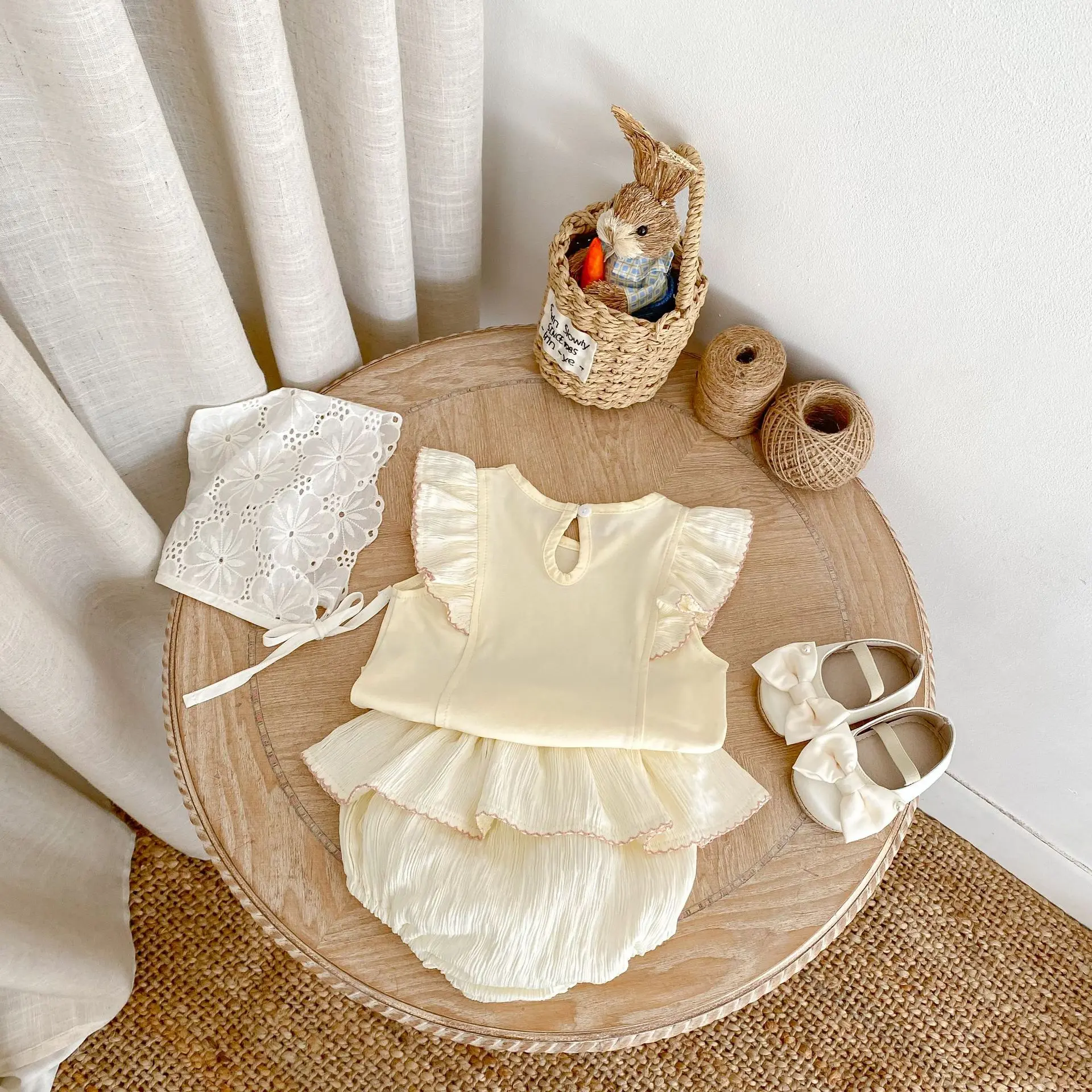 Summer new baby clothes for 0-3 years old, fashionable sleeveless suit for baby girls, flying sleeve top + exquisite lace shorts