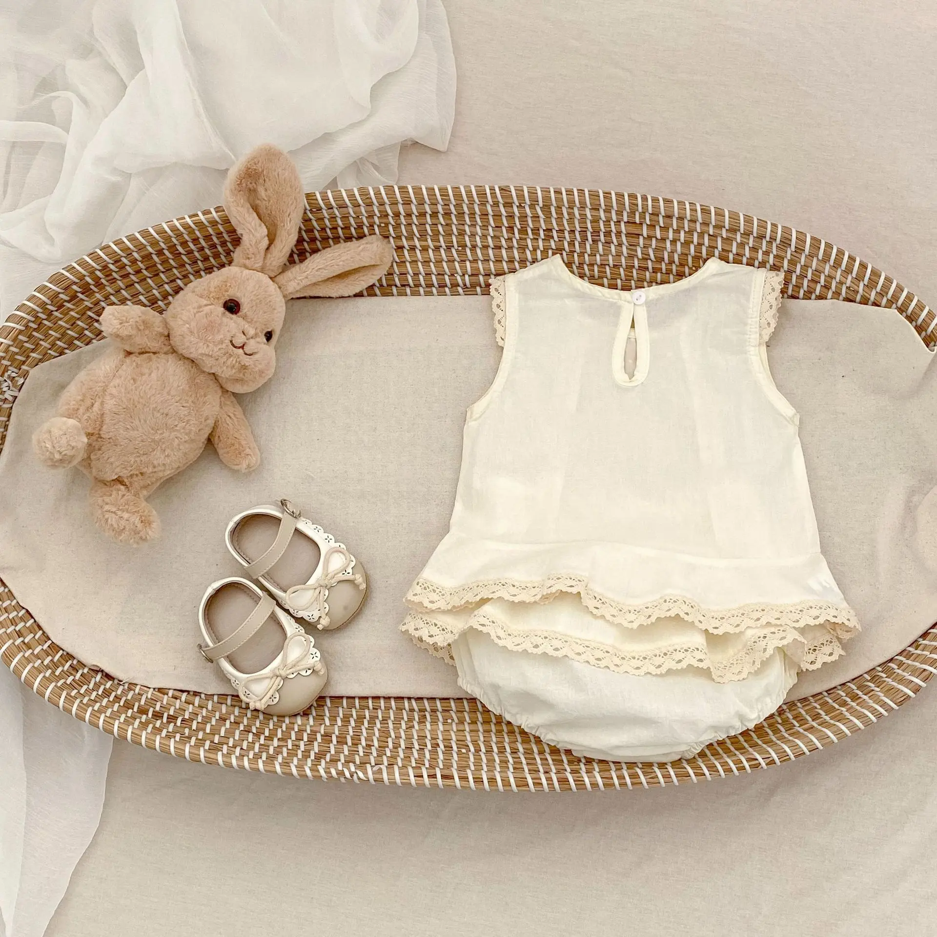 Summer new 0-3 year old baby clothing , fashionable and exquisite baby girl set, lace splicing set