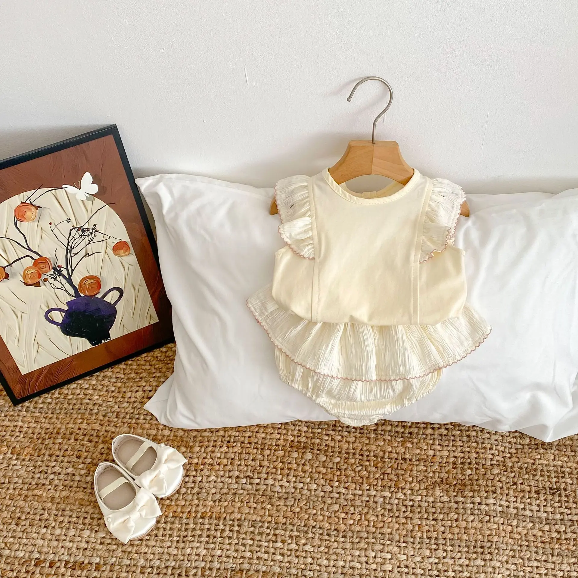 Summer new baby clothes for 0-3 years old, fashionable sleeveless suit for baby girls, flying sleeve top + exquisite lace shorts