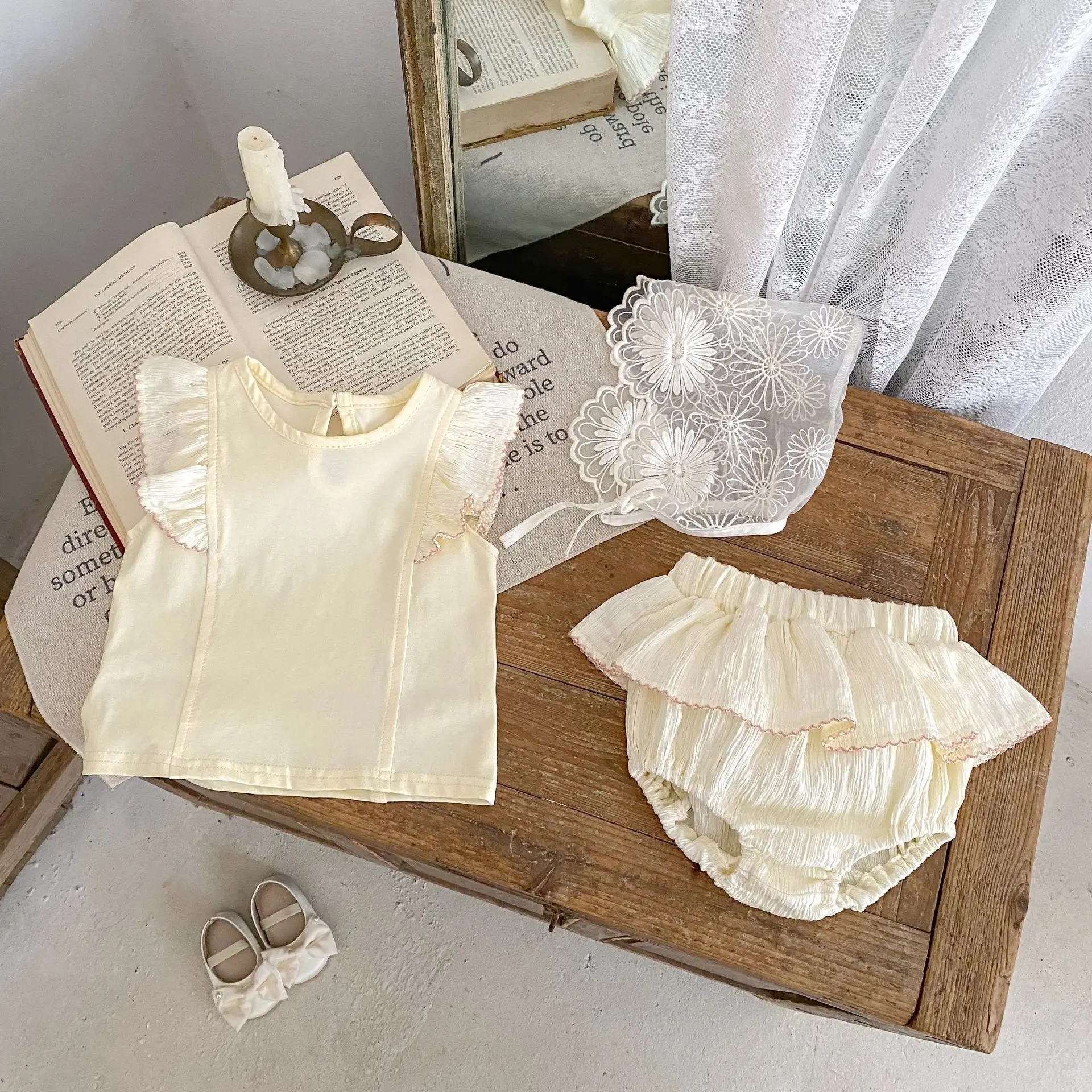 Summer new baby clothes for 0-3 years old, fashionable sleeveless suit for baby girls, flying sleeve top + exquisite lace shorts