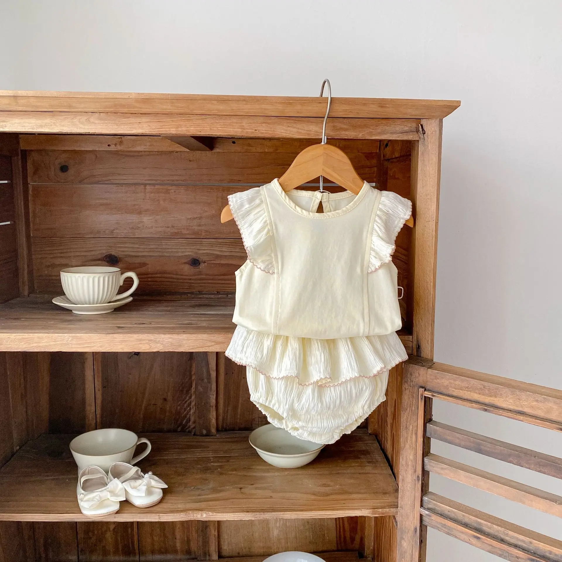 Summer new baby clothes for 0-3 years old, fashionable sleeveless suit for baby girls, flying sleeve top + exquisite lace shorts