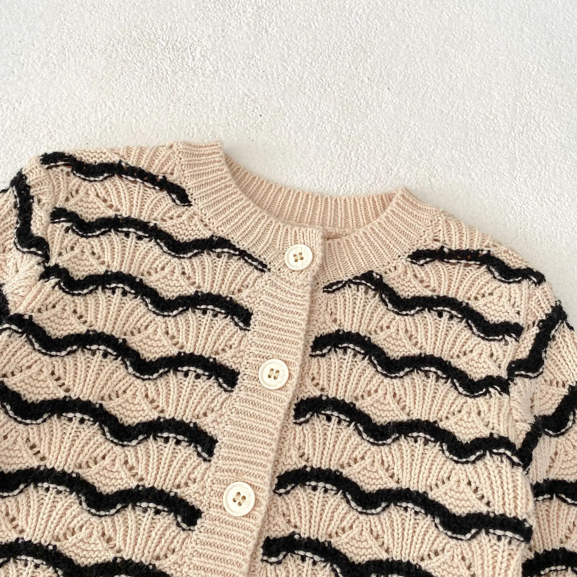 Spring and Autumn New Sweater Cardigan for Infants, Children, Boys and Girls Black Wave Pattern Versatile Knitted Cardigan Coat