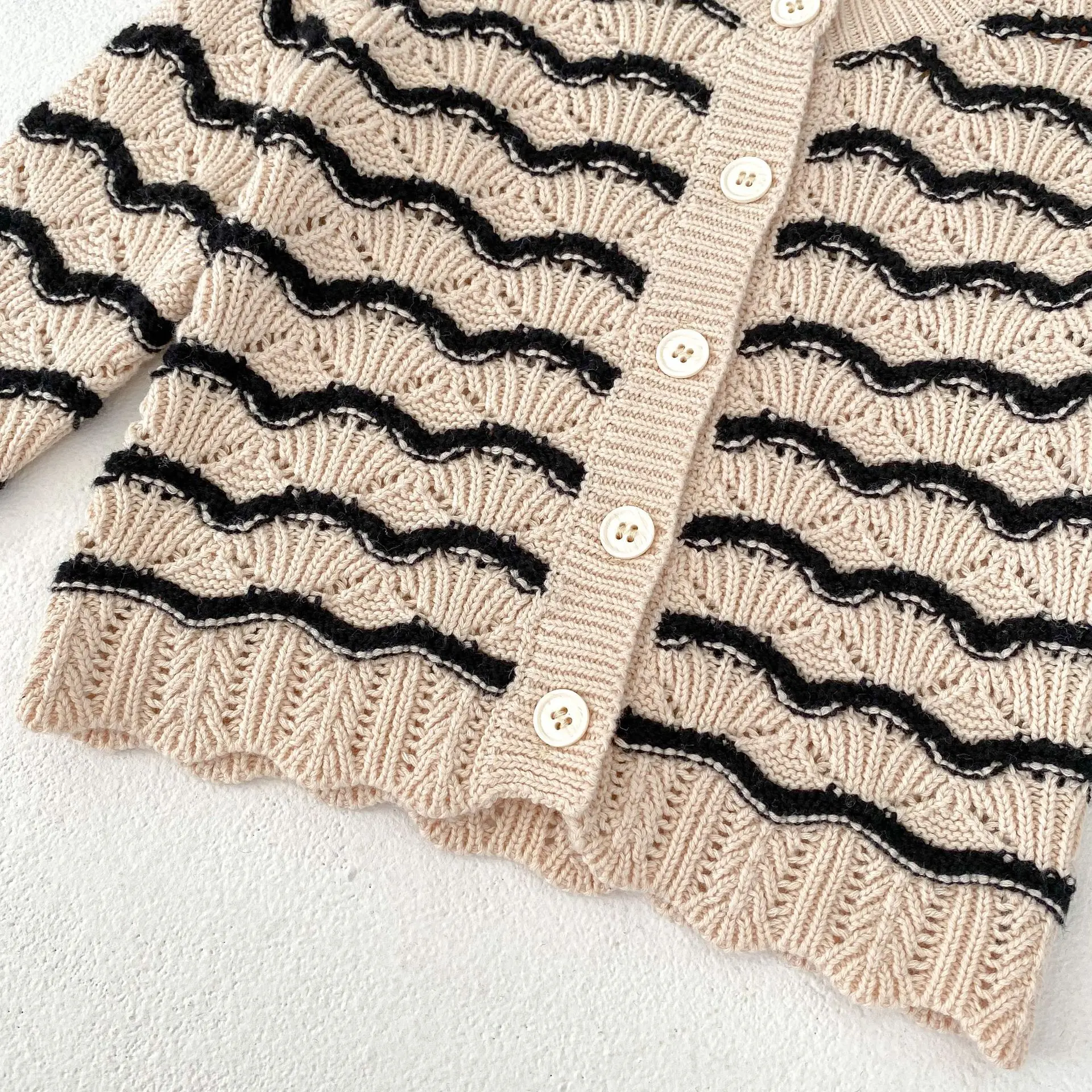 Spring and Autumn New Sweater Cardigan for Infants, Children, Boys and Girls Black Wave Pattern Versatile Knitted Cardigan Coat