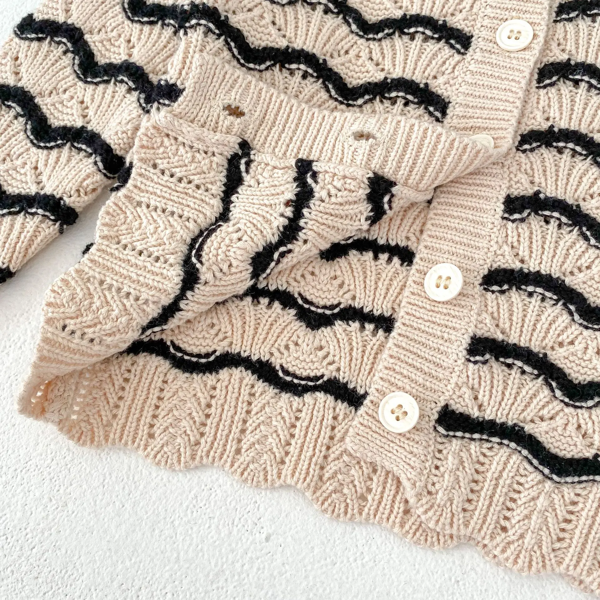Spring and Autumn New Sweater Cardigan for Infants, Children, Boys and Girls Black Wave Pattern Versatile Knitted Cardigan Coat