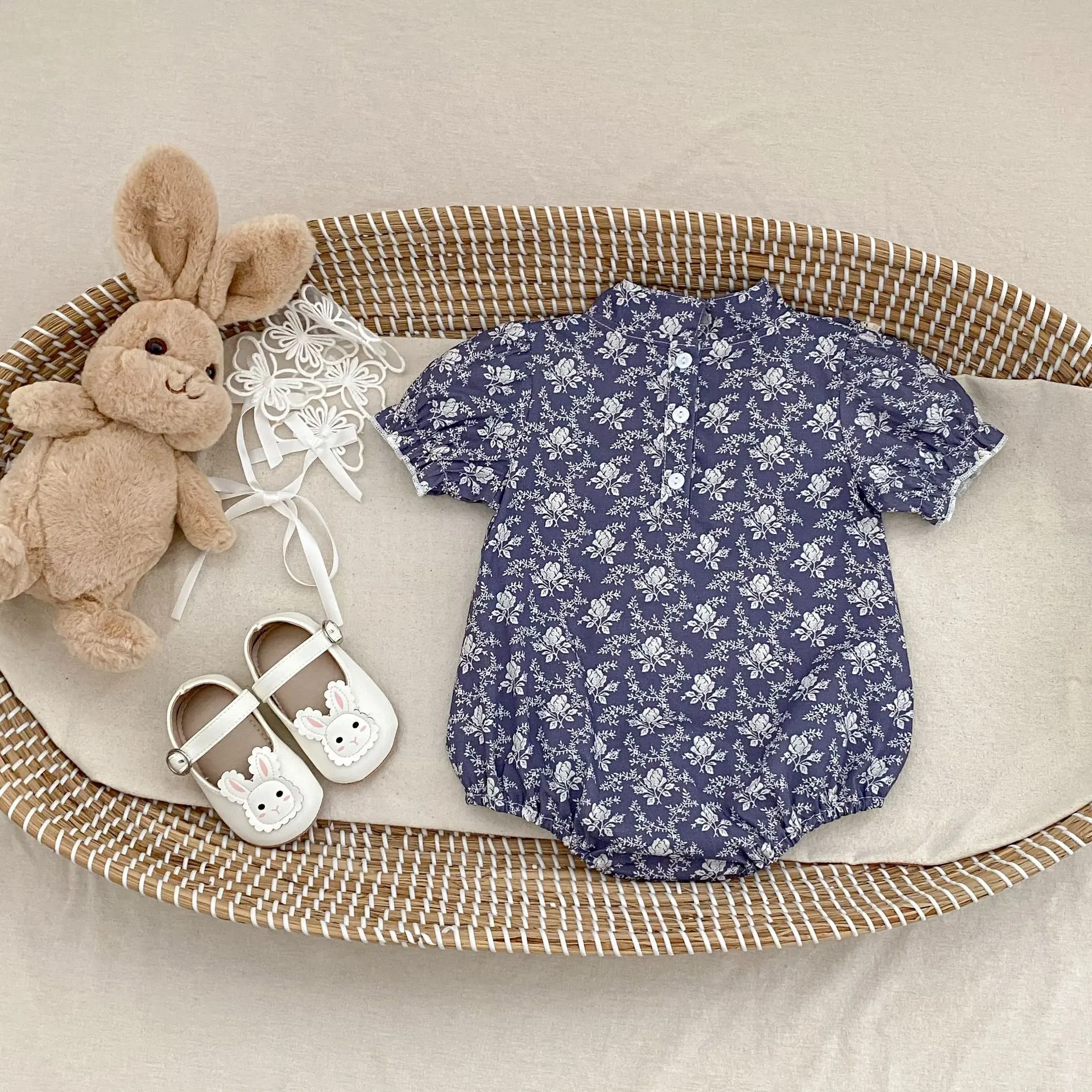 Summer new 0-3 year old baby clothing, fashionable and exquisite baby girl flower short sleeved triangle jumpsuit