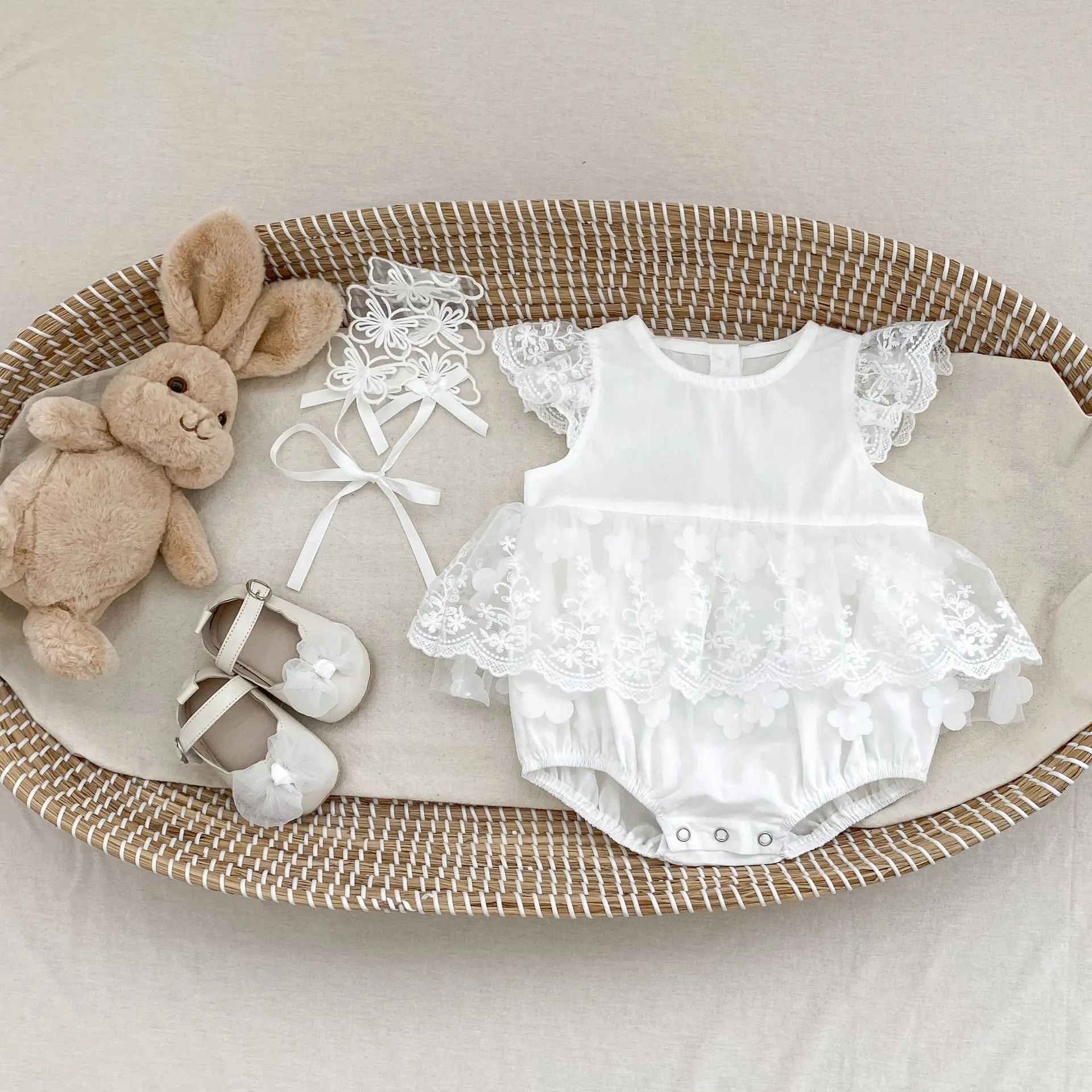 Summer new 0-3 year old baby clothing, exquisite lace flying sleeve one-piece skirt with round neck for baby girls