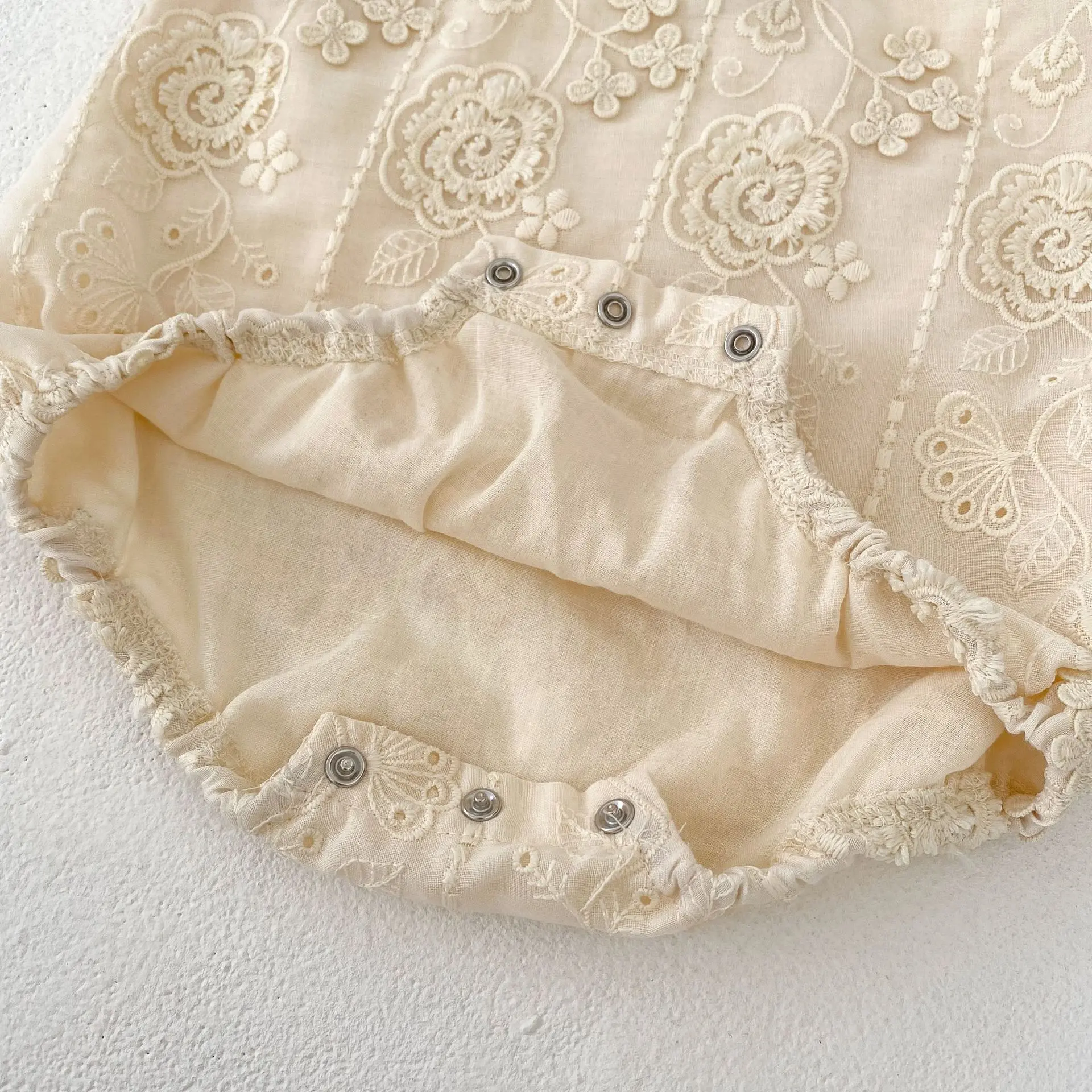 Summer New Infant Fashion Versatile Triangle jumpsuit for Girls and Babies 3D Embroidered Short sleeved Sweetheart Jumpsuit