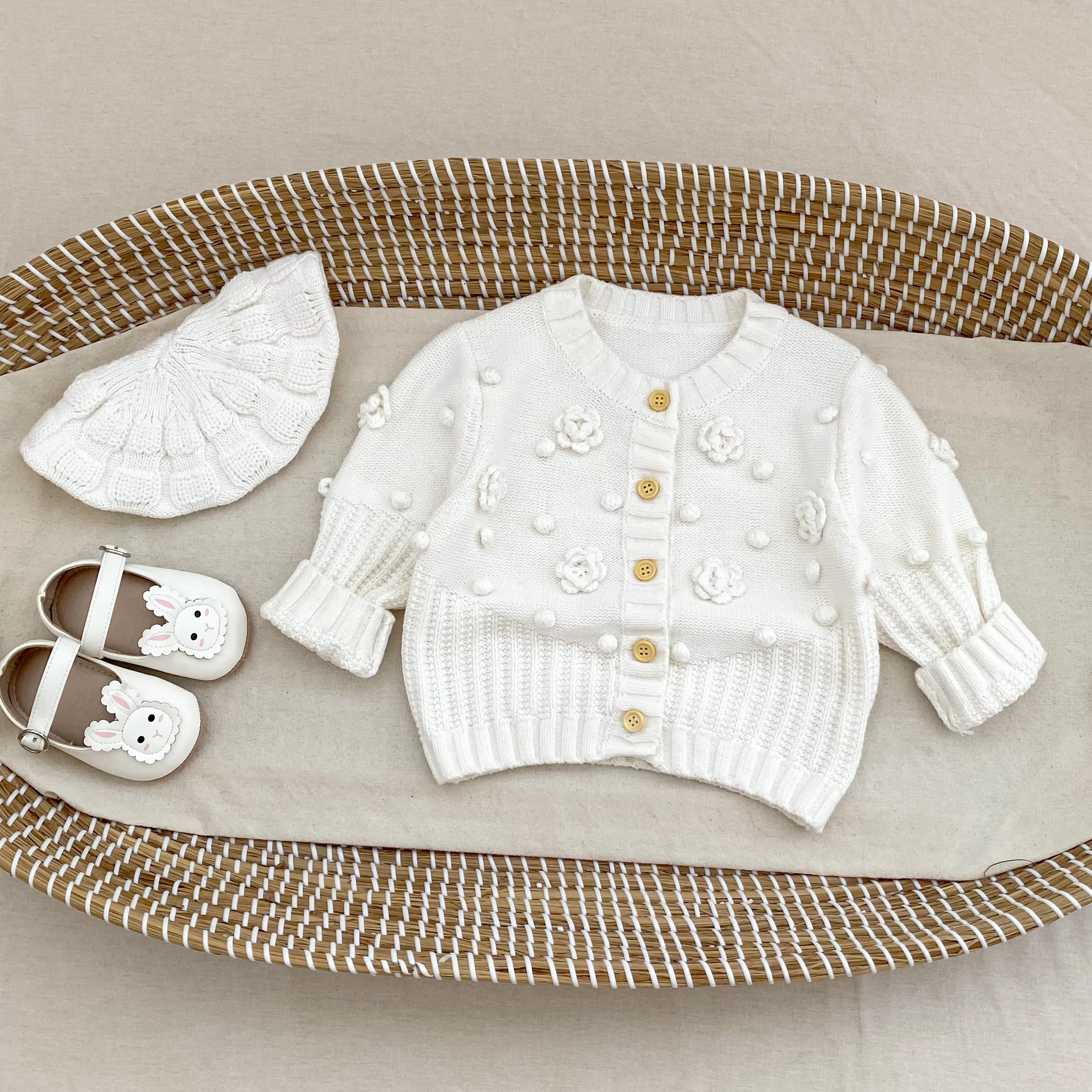 New autumn baby clothing for 0-3 years old, fashionable baby girl round neck long sleeved cardigan, flower knit sweater