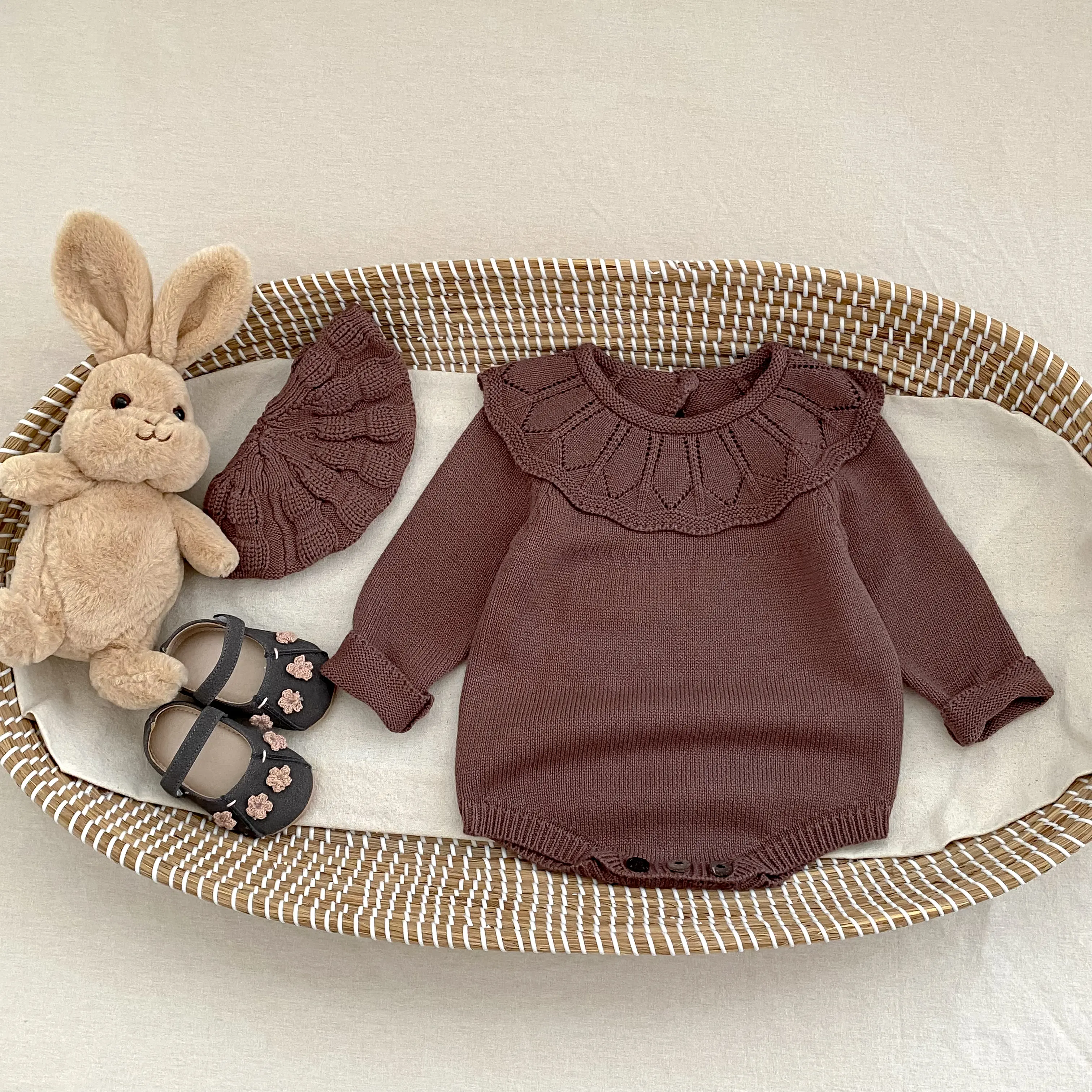 New autumn baby clothing suitable for girls aged 0-3: a knitted long sleeved jumpsuit with a large collar