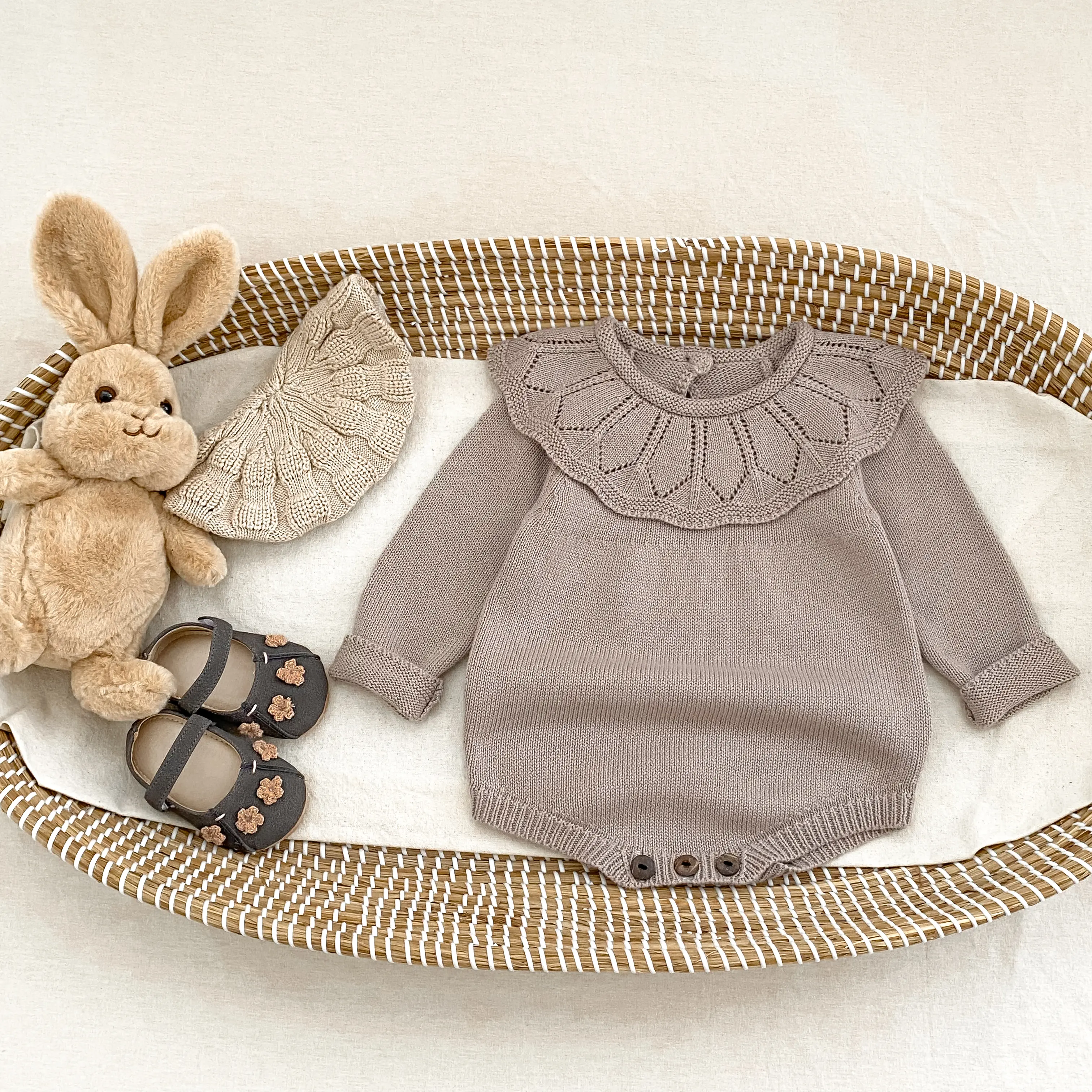 New autumn baby clothing suitable for girls aged 0-3: a knitted long sleeved jumpsuit with a large collar