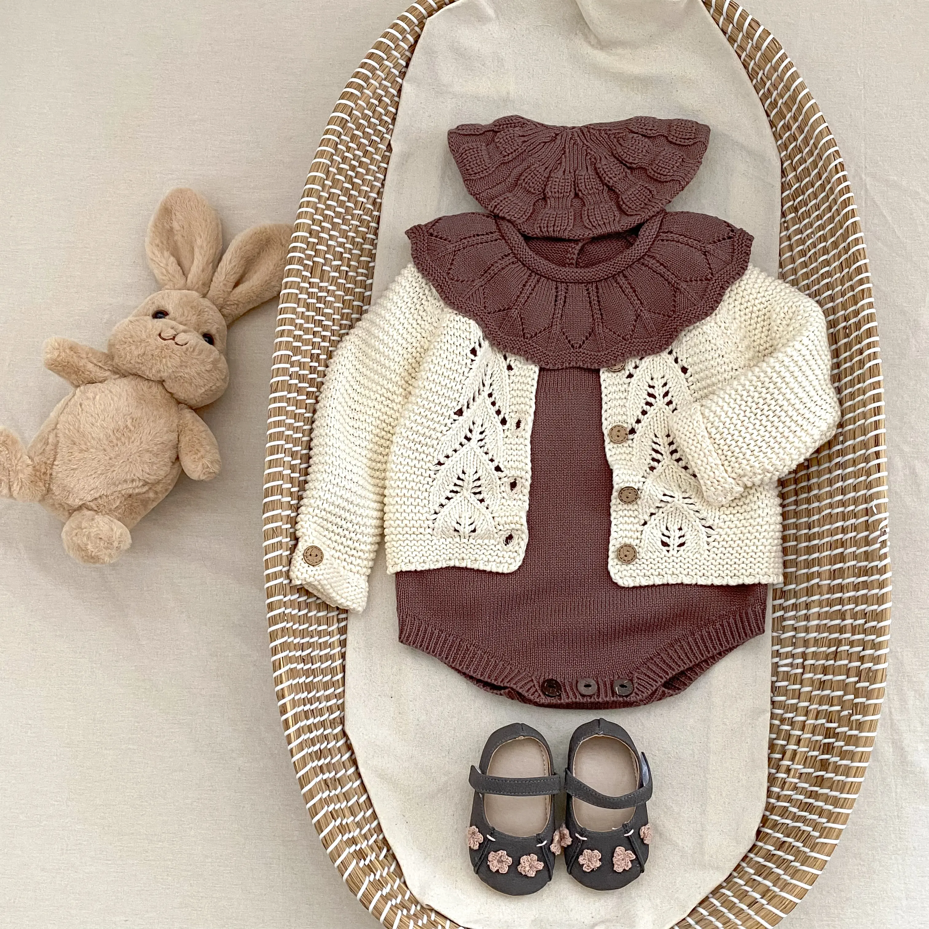 New autumn baby clothing suitable for girls aged 0-3: a knitted long sleeved jumpsuit with a large collar