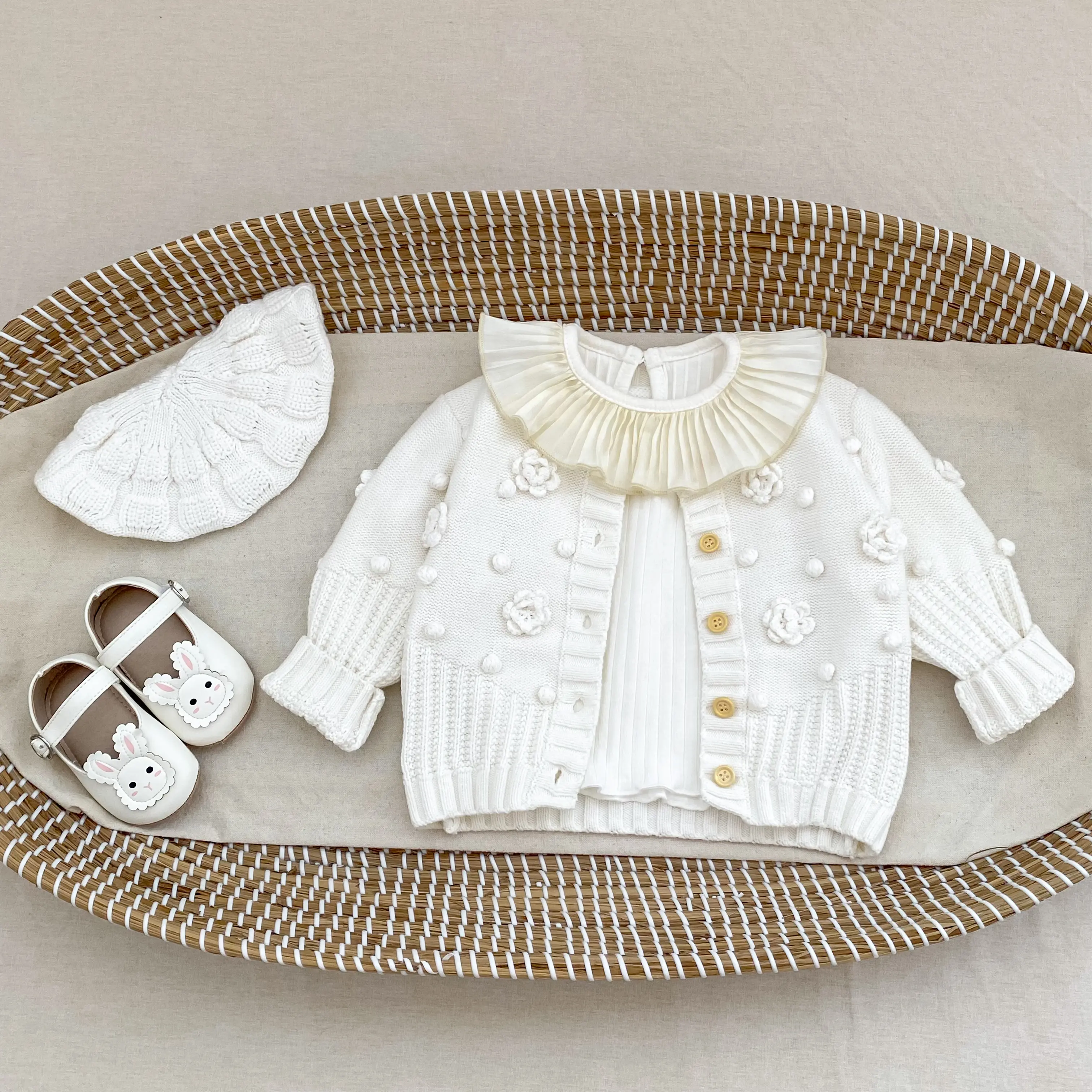 New autumn baby clothing for 0-3 years old, fashionable baby girl round neck long sleeved cardigan, flower knit sweater