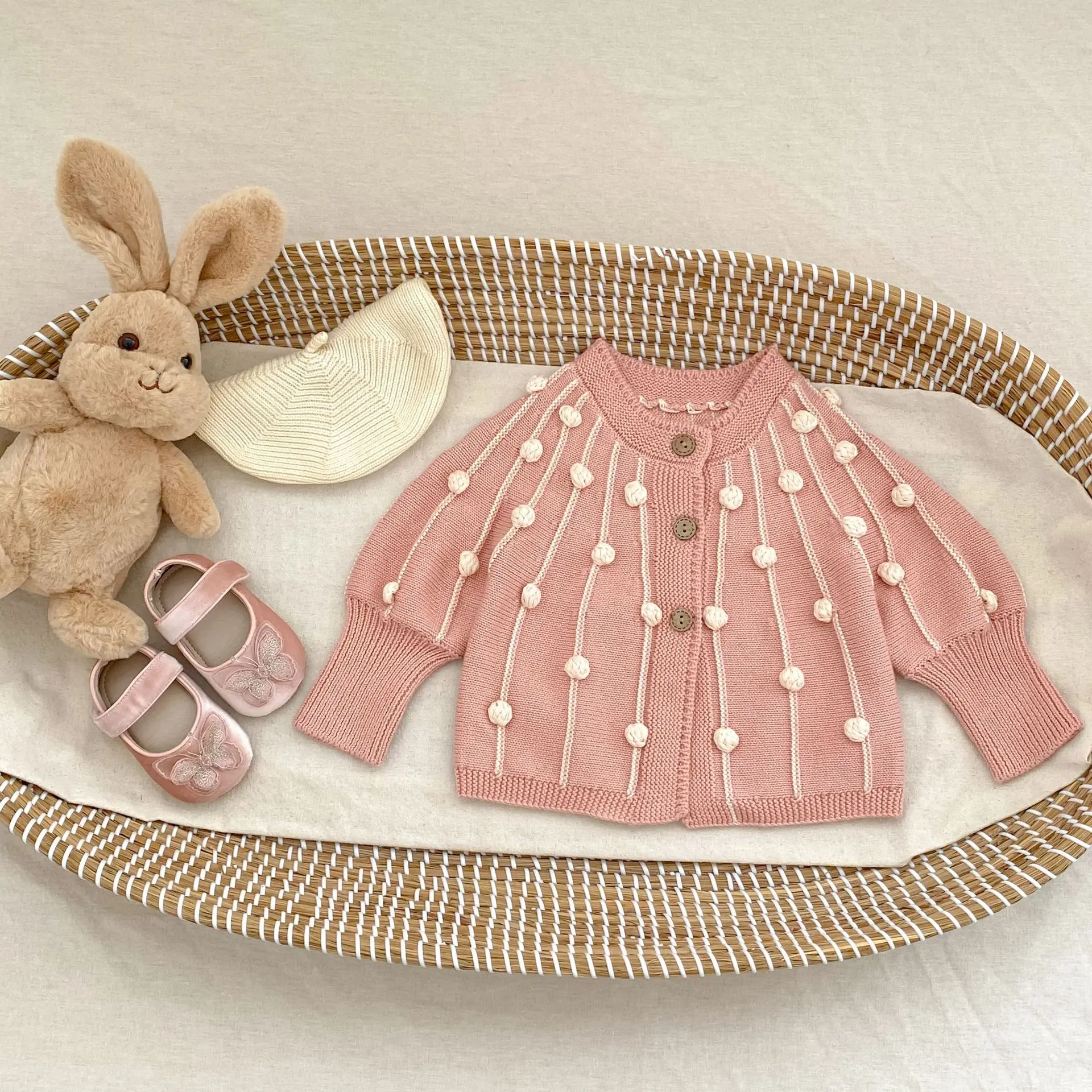 Autumn new 0-3 year old baby clothing, exquisite baby girl pink round neck palace style long sleeved knitted cardigan
