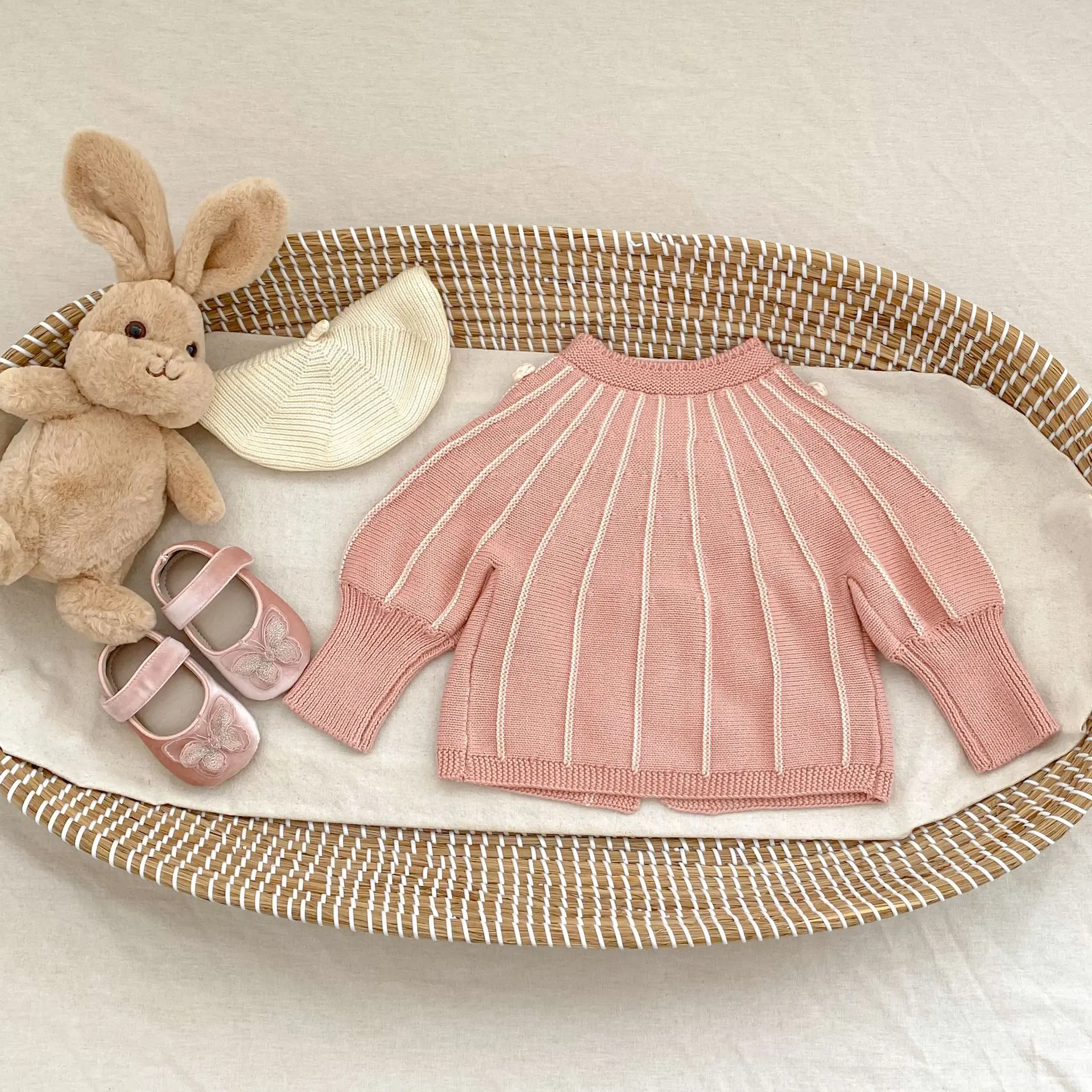 Autumn new 0-3 year old baby clothing, exquisite baby girl pink round neck palace style long sleeved knitted cardigan