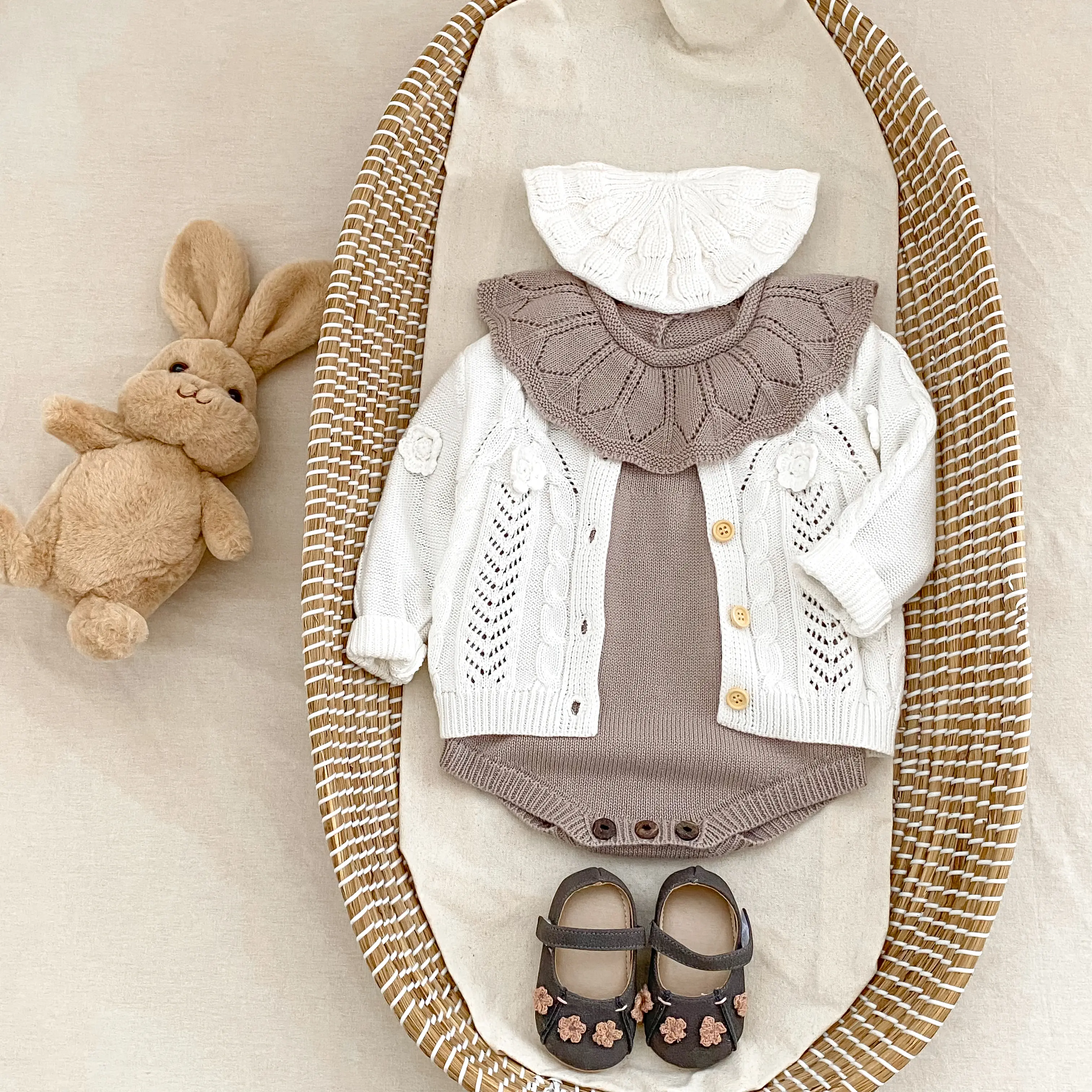 New autumn baby clothing suitable for girls aged 0-3: a knitted long sleeved jumpsuit with a large collar