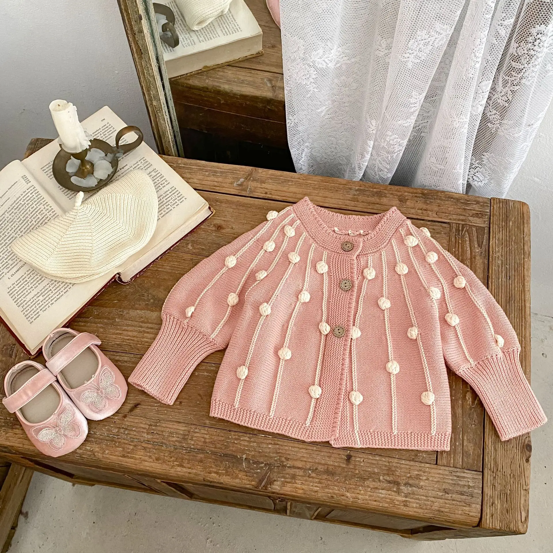 Autumn new 0-3 year old baby clothing, exquisite baby girl pink round neck palace style long sleeved knitted cardigan