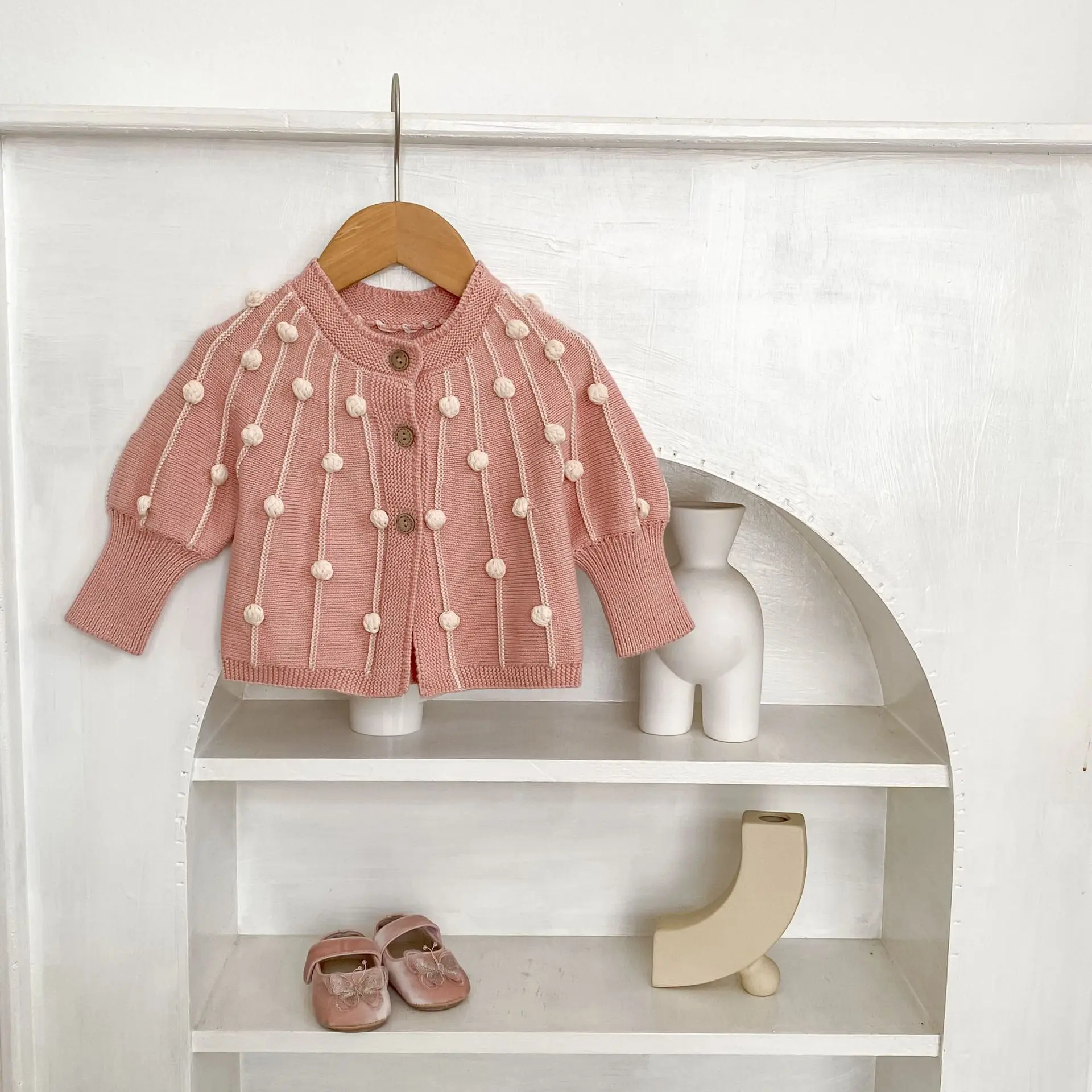 Autumn new 0-3 year old baby clothing, exquisite baby girl pink round neck palace style long sleeved knitted cardigan