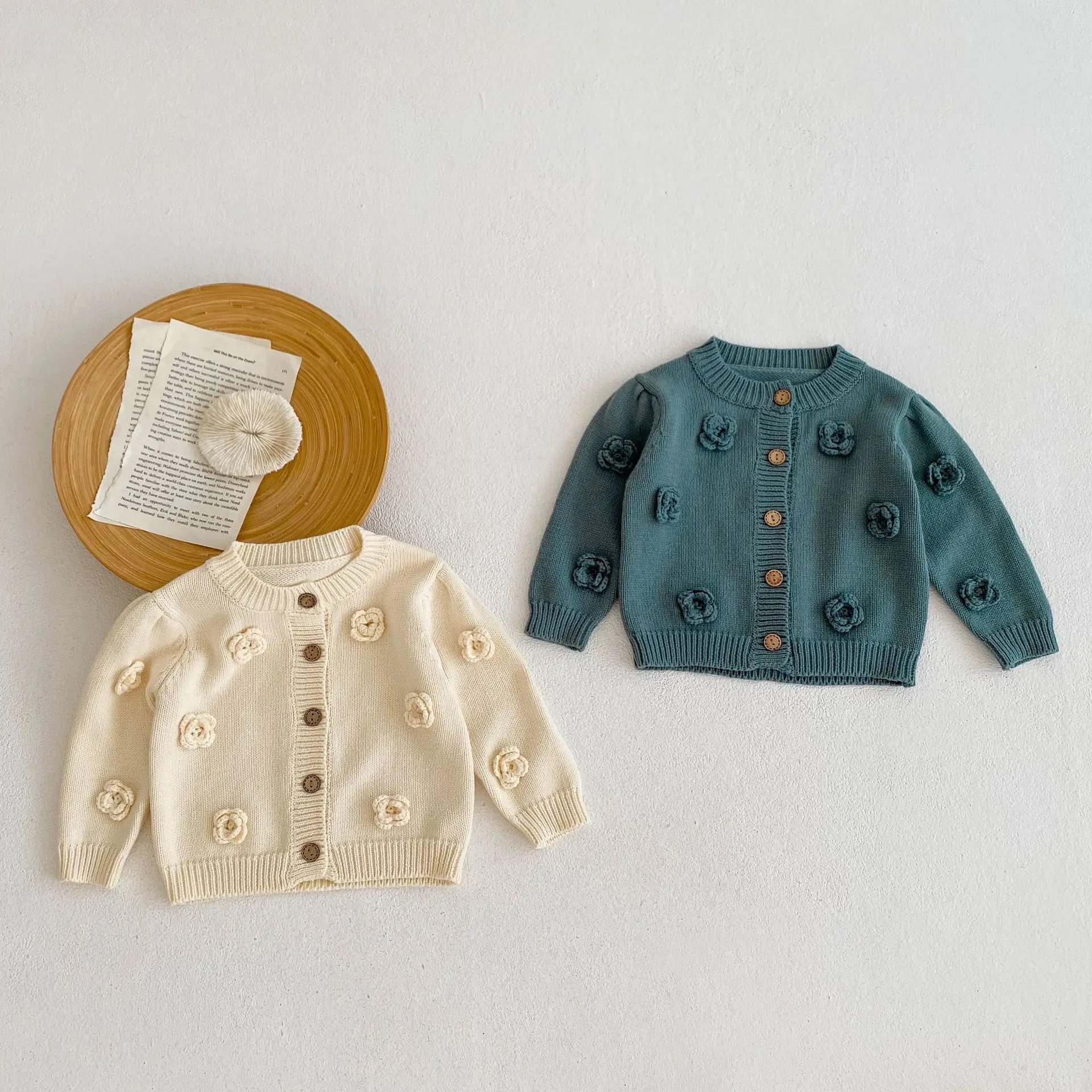 Autumn new 0-3 year old baby clothing, three-dimensional flower round neck long sleeved knitted sweater for baby girls