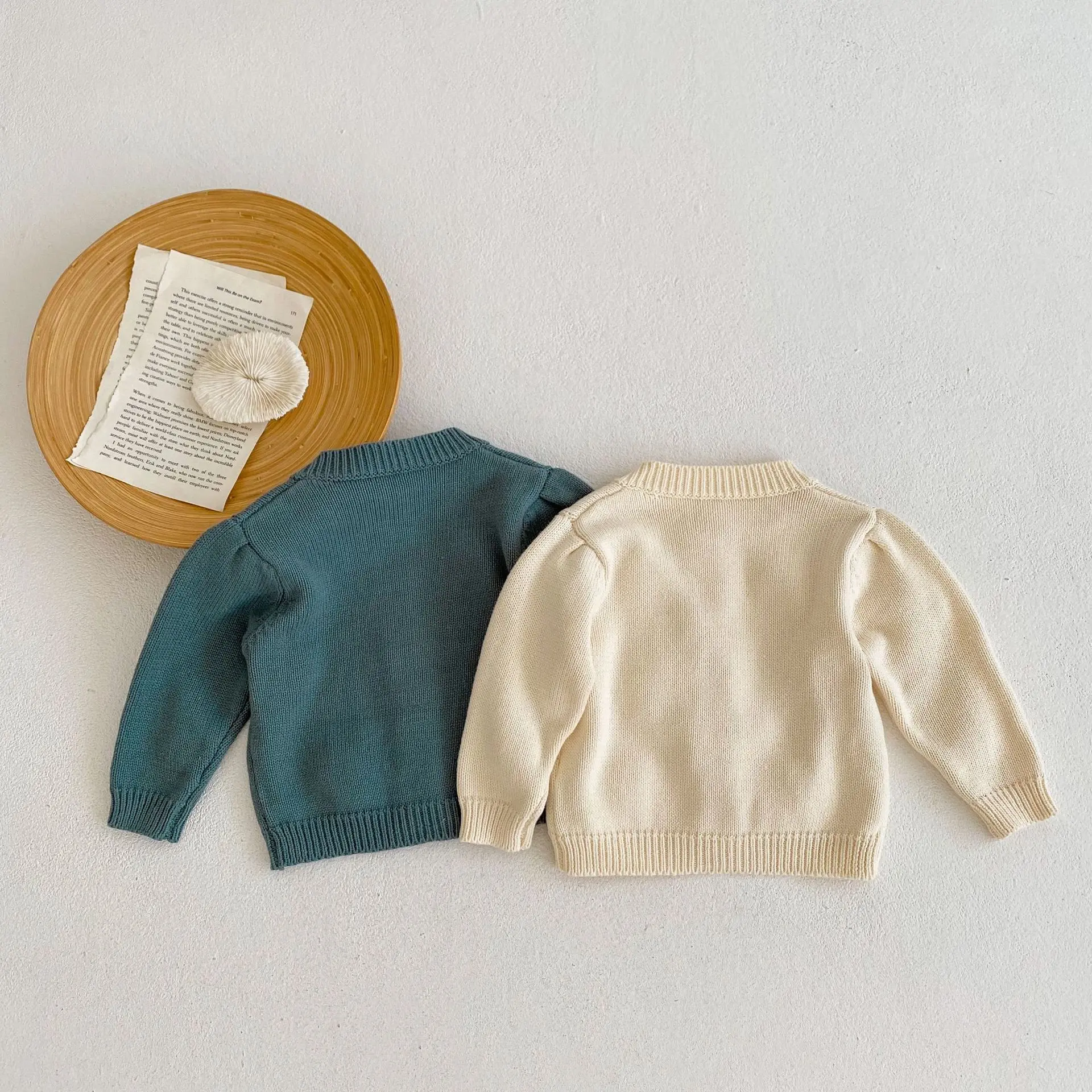Autumn new 0-3 year old baby clothing, three-dimensional flower round neck long sleeved knitted sweater for baby girls