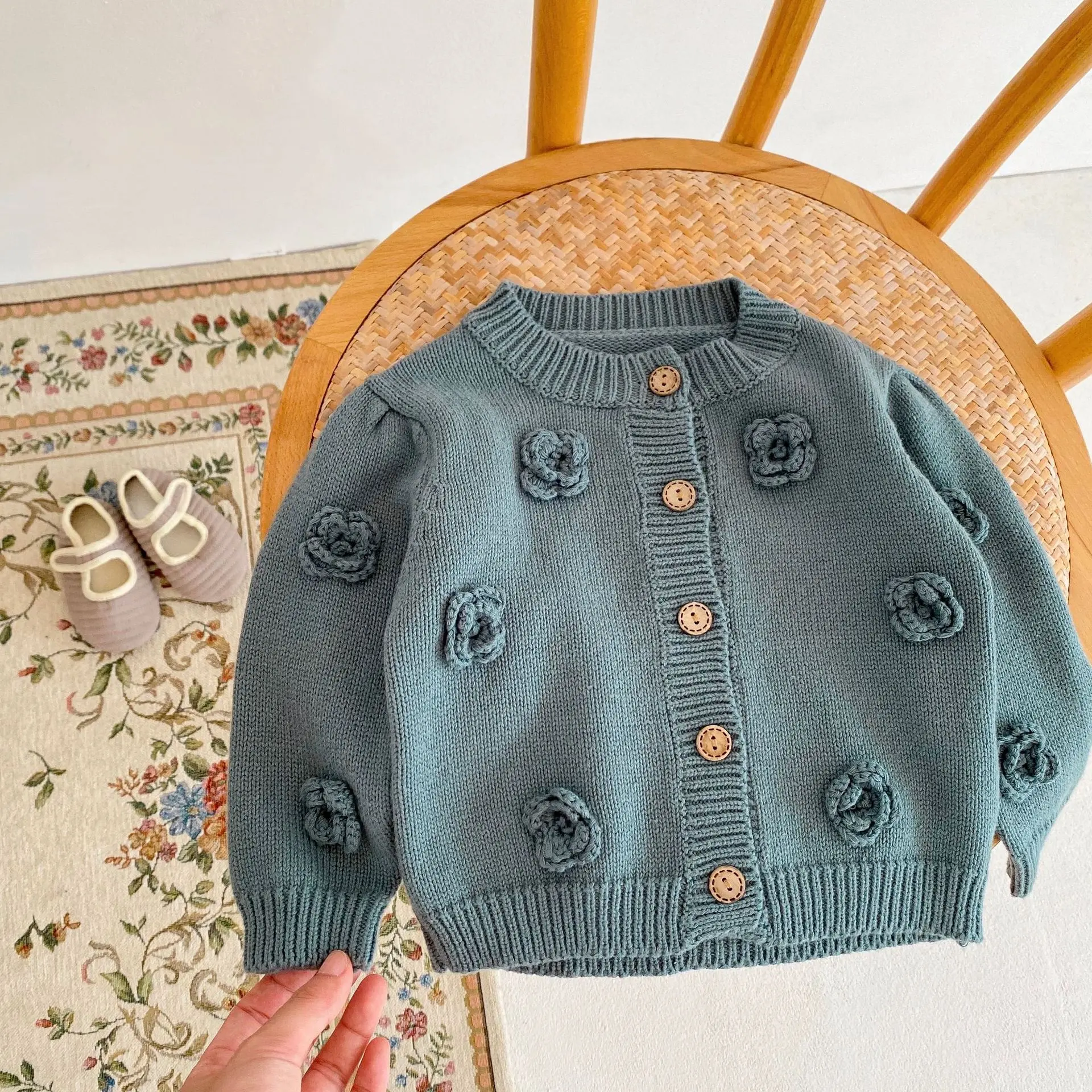Autumn new 0-3 year old baby clothing, baby girl three-dimensional flower blue round neck long sleeved knitted sweater