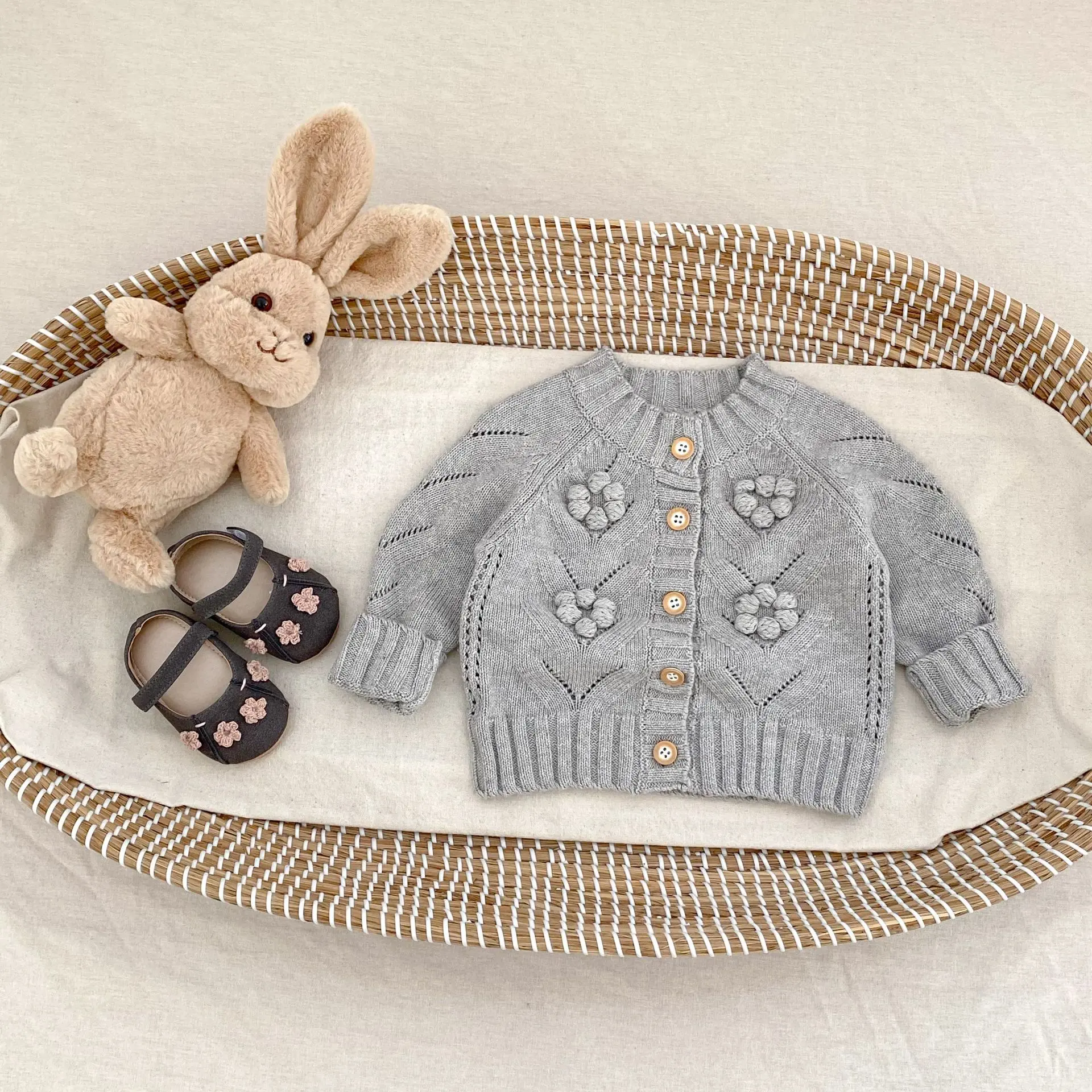 Autumn new 0-3 year old baby clothing, exquisite baby girl handmade crochet ball ball long sleeved round neck cardigan