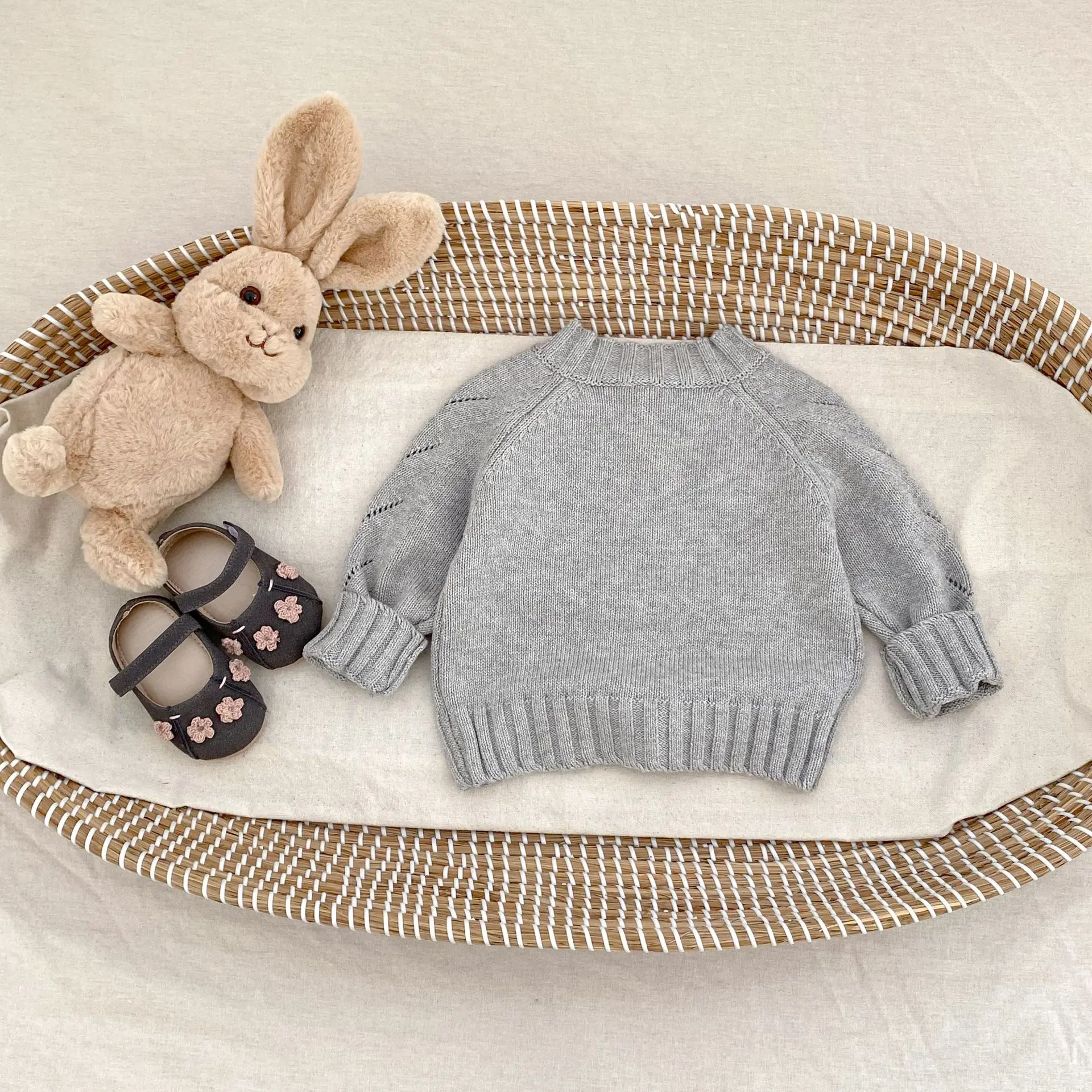Autumn new 0-3 year old baby clothing, exquisite baby girl handmade crochet ball ball long sleeved round neck cardigan