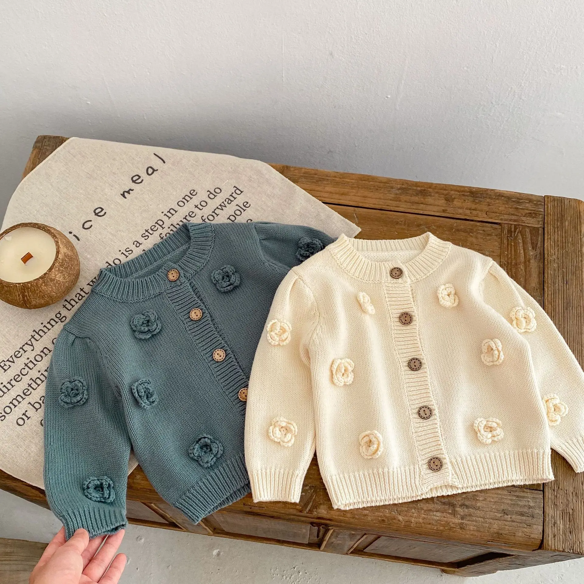 Autumn new 0-3 year old baby clothing, three-dimensional flower round neck long sleeved knitted sweater for baby girls