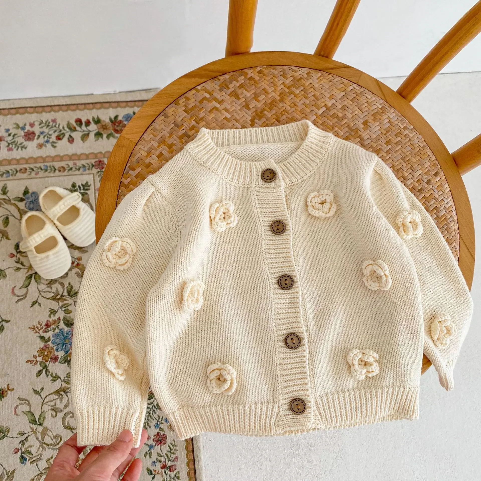 Autumn new 0-3 year old baby clothing, three-dimensional flower round neck long sleeved knitted sweater for baby girls