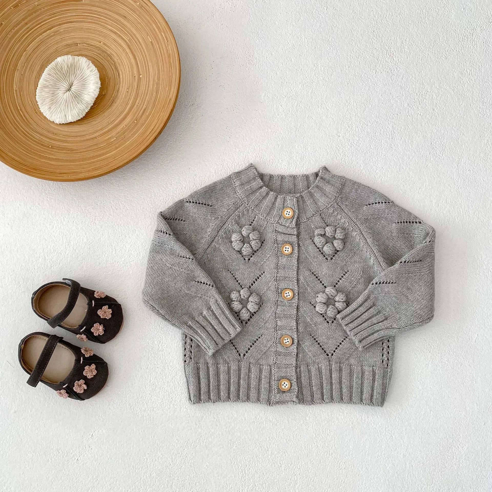 Autumn new 0-3 year old baby clothing, exquisite baby girl handmade crochet ball ball long sleeved round neck cardigan
