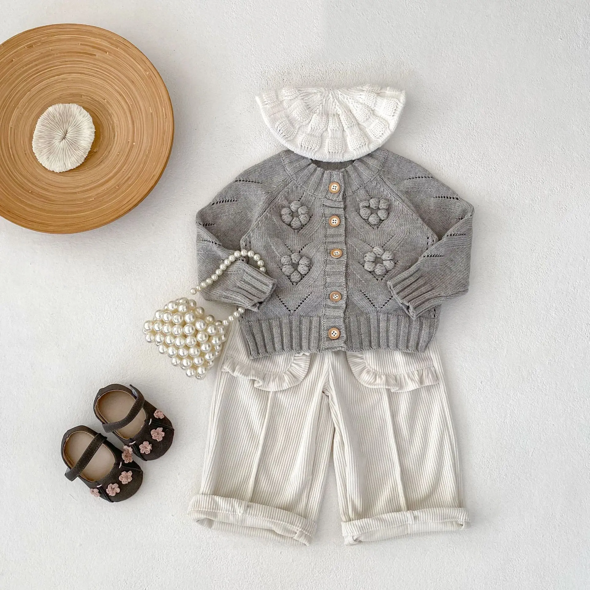 Autumn new 0-3 year old baby clothing, exquisite baby girl handmade crochet ball ball long sleeved round neck cardigan