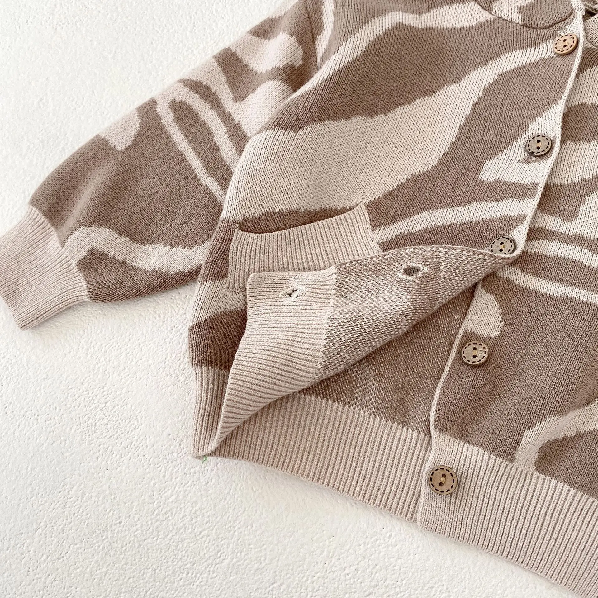 New winter baby clothes, 0-3 years old boys and girls, textured jacquard hooded knitted sweater jacket
