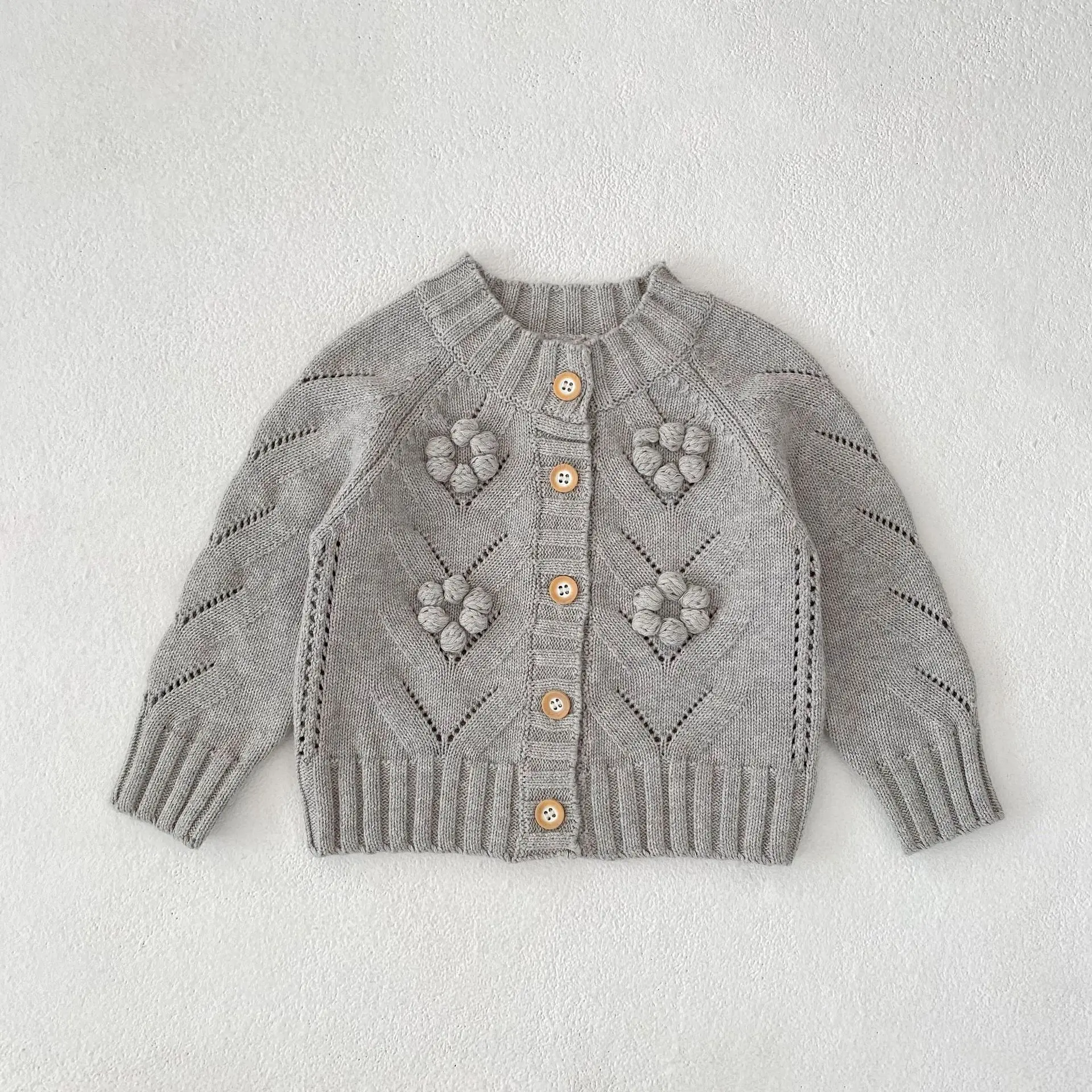 Autumn new 0-3 year old baby clothing, exquisite baby girl handmade crochet ball ball long sleeved round neck cardigan