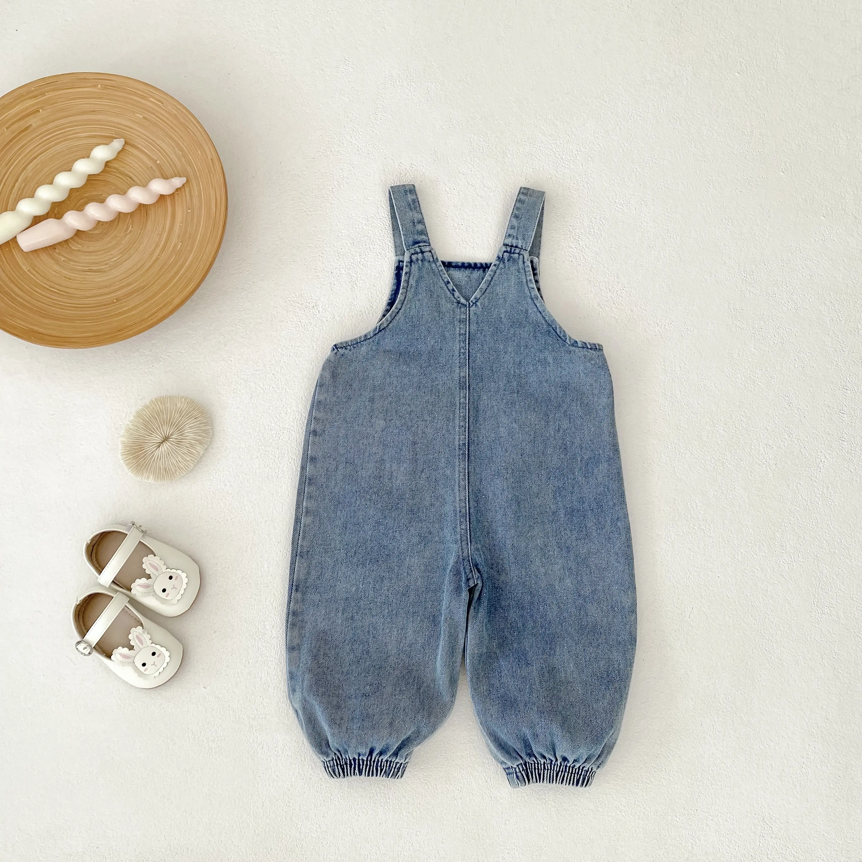 Autumn new baby clothing for 0-3 years old girls: Heart-shaped denim overalls, casual and versatile, long crawl