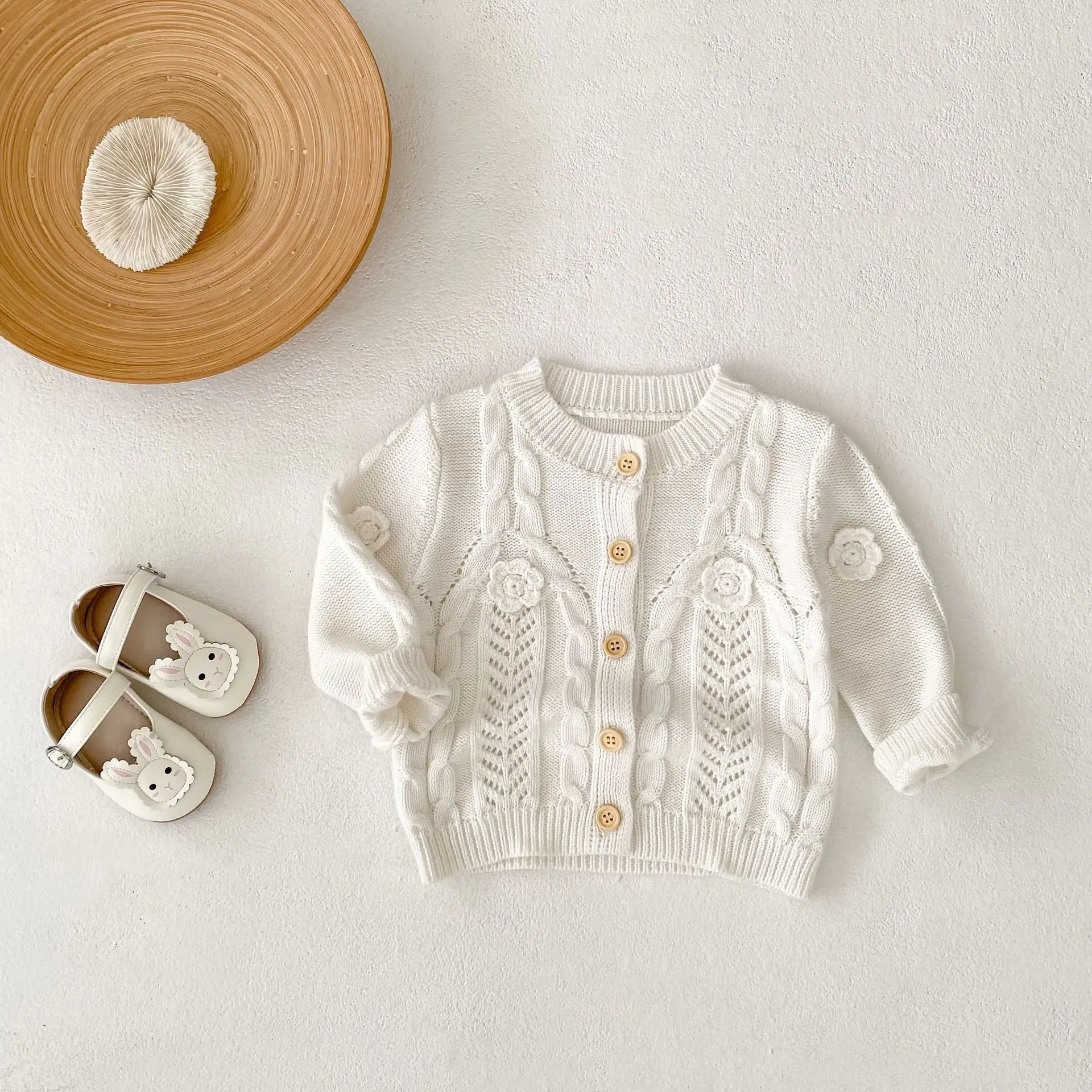 New autumn clothing for infants aged 0-3, handmade crochet round neck knitted knotted long sleeved cardigan for baby girls