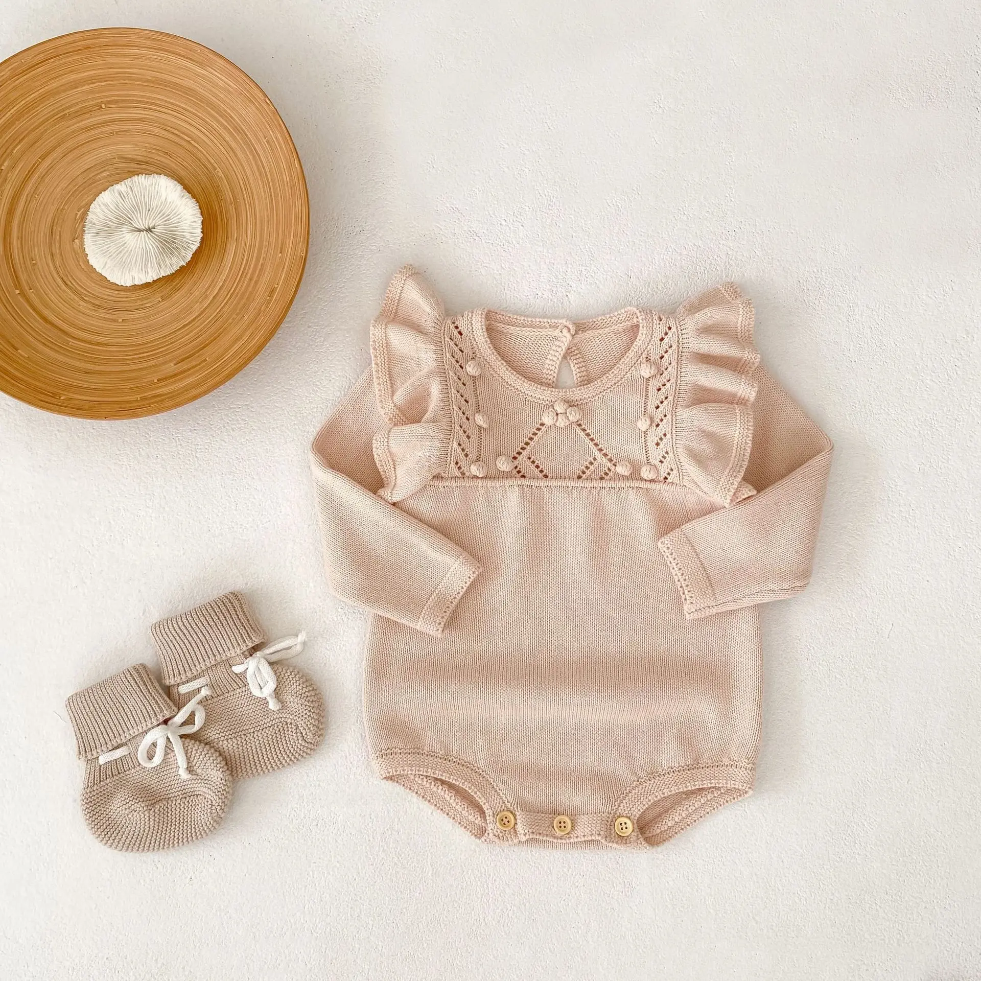 New autumn clothing for babies aged 0-3, fashionable long sleeved knitted jumpsuit for baby girls, classic flying sleeves