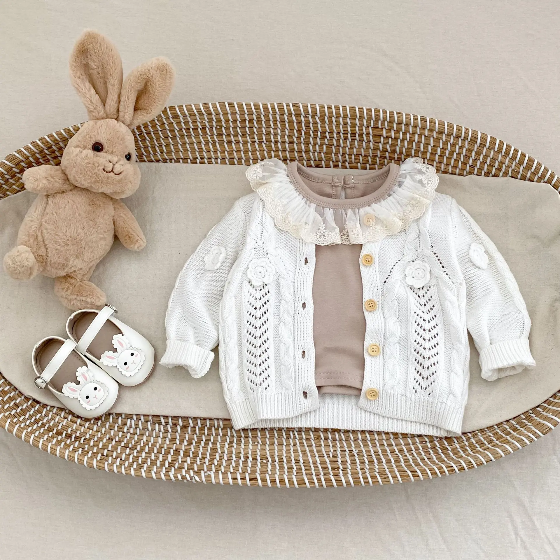 New autumn clothing for infants aged 0-3, handmade crochet round neck knitted knotted long sleeved cardigan for baby girls