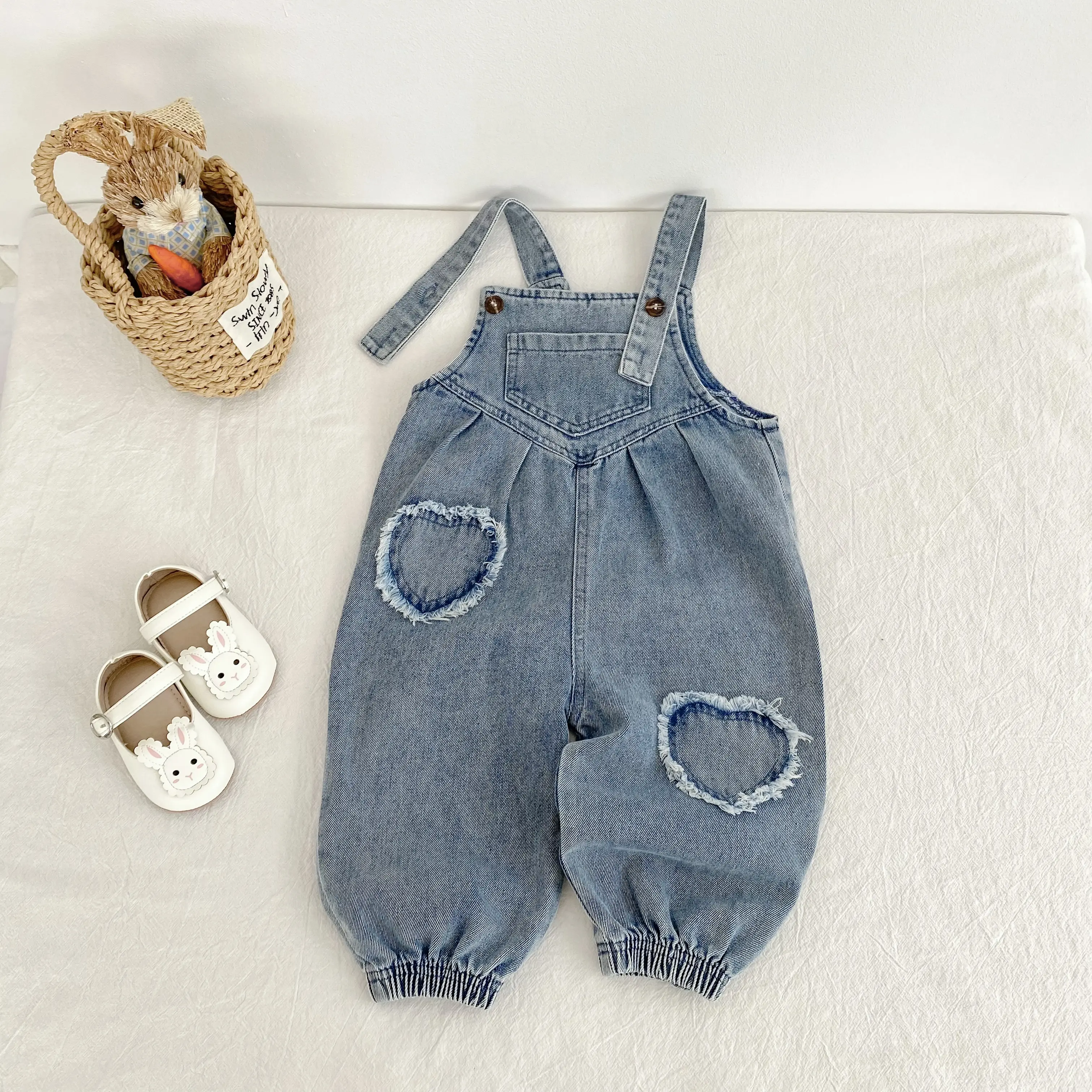 Autumn new baby clothing for 0-3 years old girls: Heart-shaped denim overalls, casual and versatile, long crawl