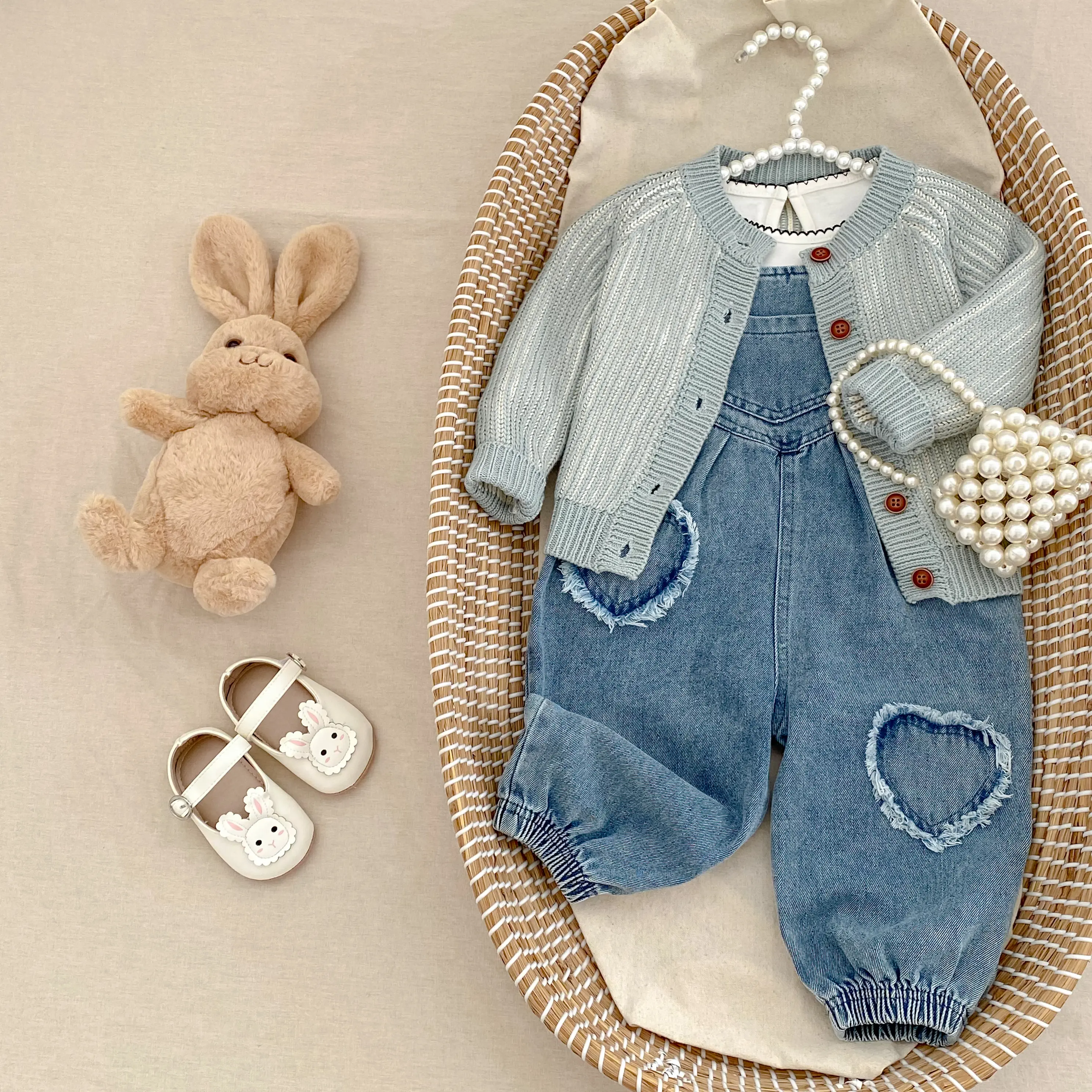 Autumn new baby clothing for 0-3 years old girls: Heart-shaped denim overalls, casual and versatile, long crawl