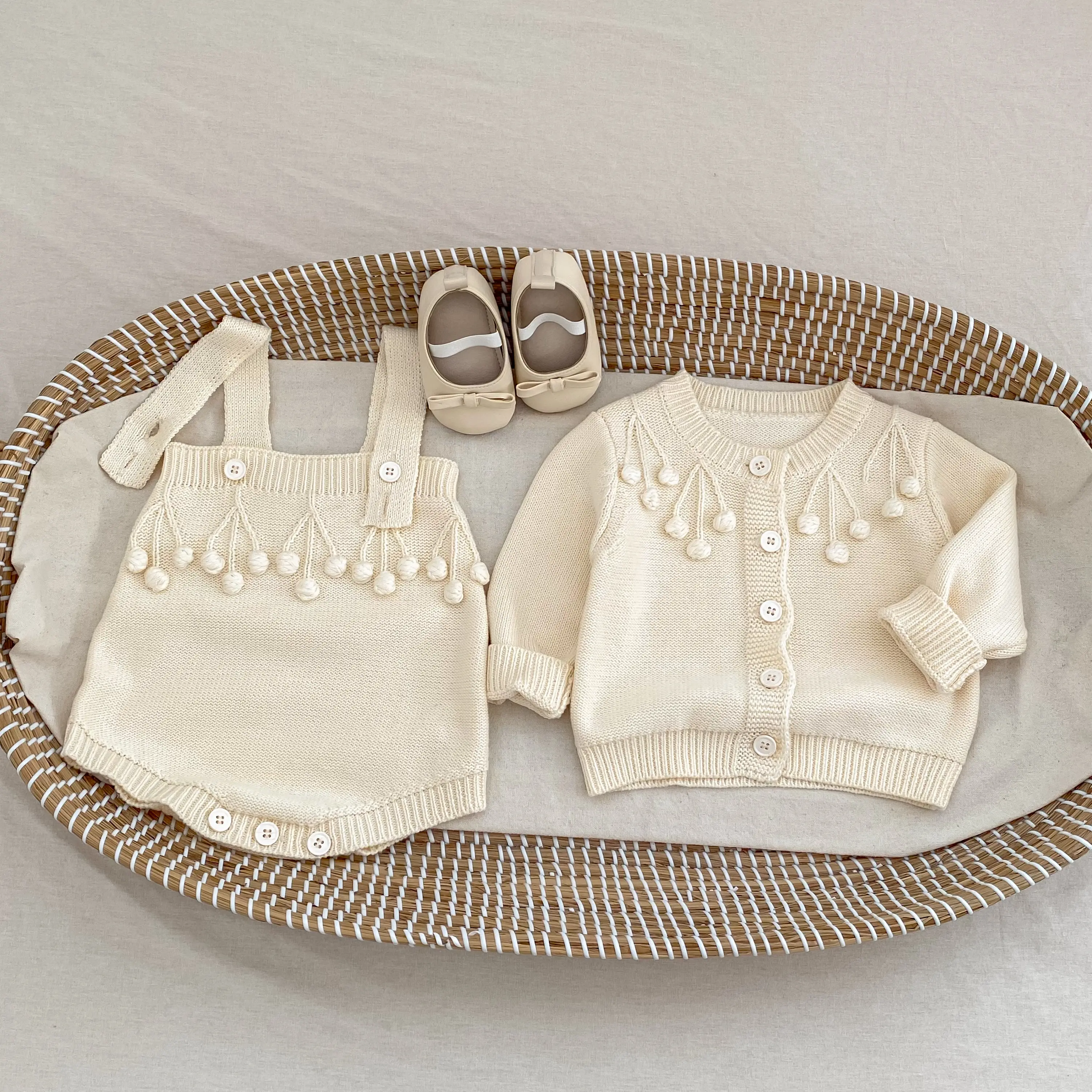 Autumn new baby clothing: 0-3-year-old girl's  ball  knitted sweater, soft and comfortable fabric, casual and versatile knitted