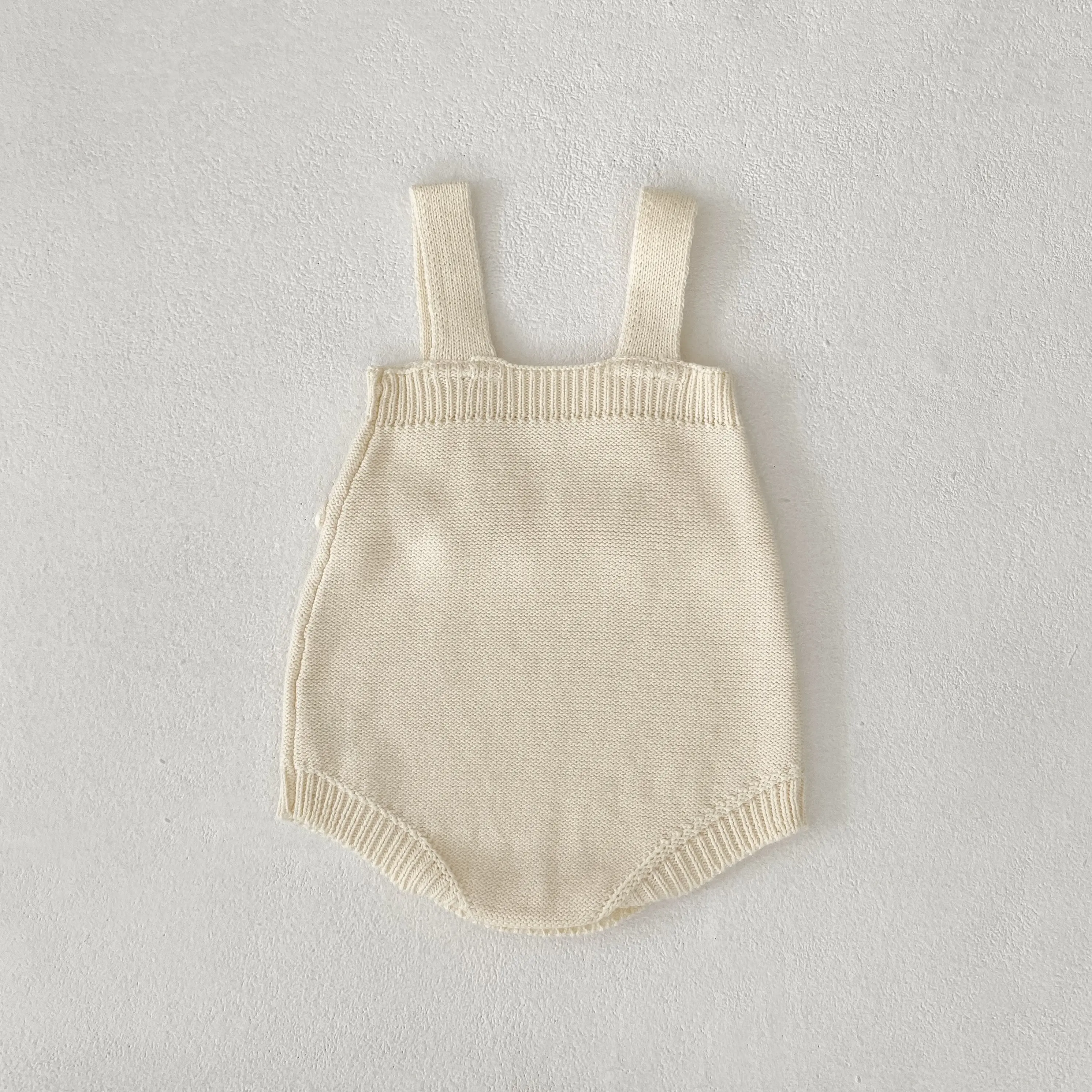 Autumn new baby clothing for 0-3 years old girls: Qiuqiu knitted spaghetti-strap jumpsuit. Soft and comfortable fabric, casual