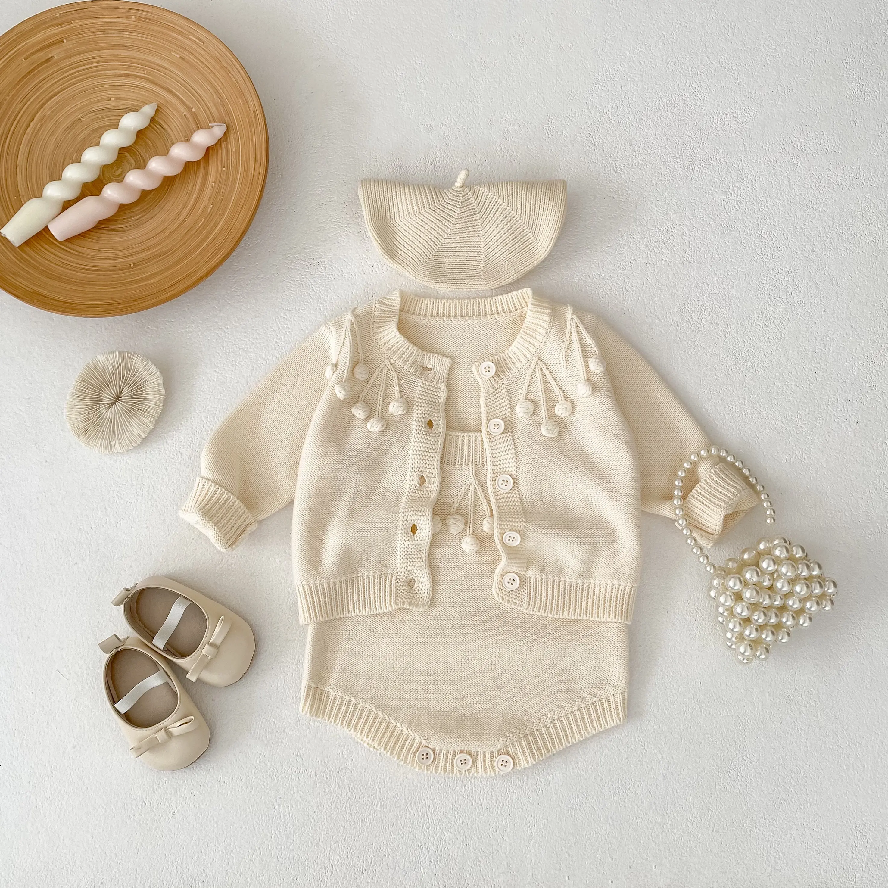 Autumn new baby clothing for 0-3 years old girls: Qiuqiu knitted spaghetti-strap jumpsuit. Soft and comfortable fabric, casual