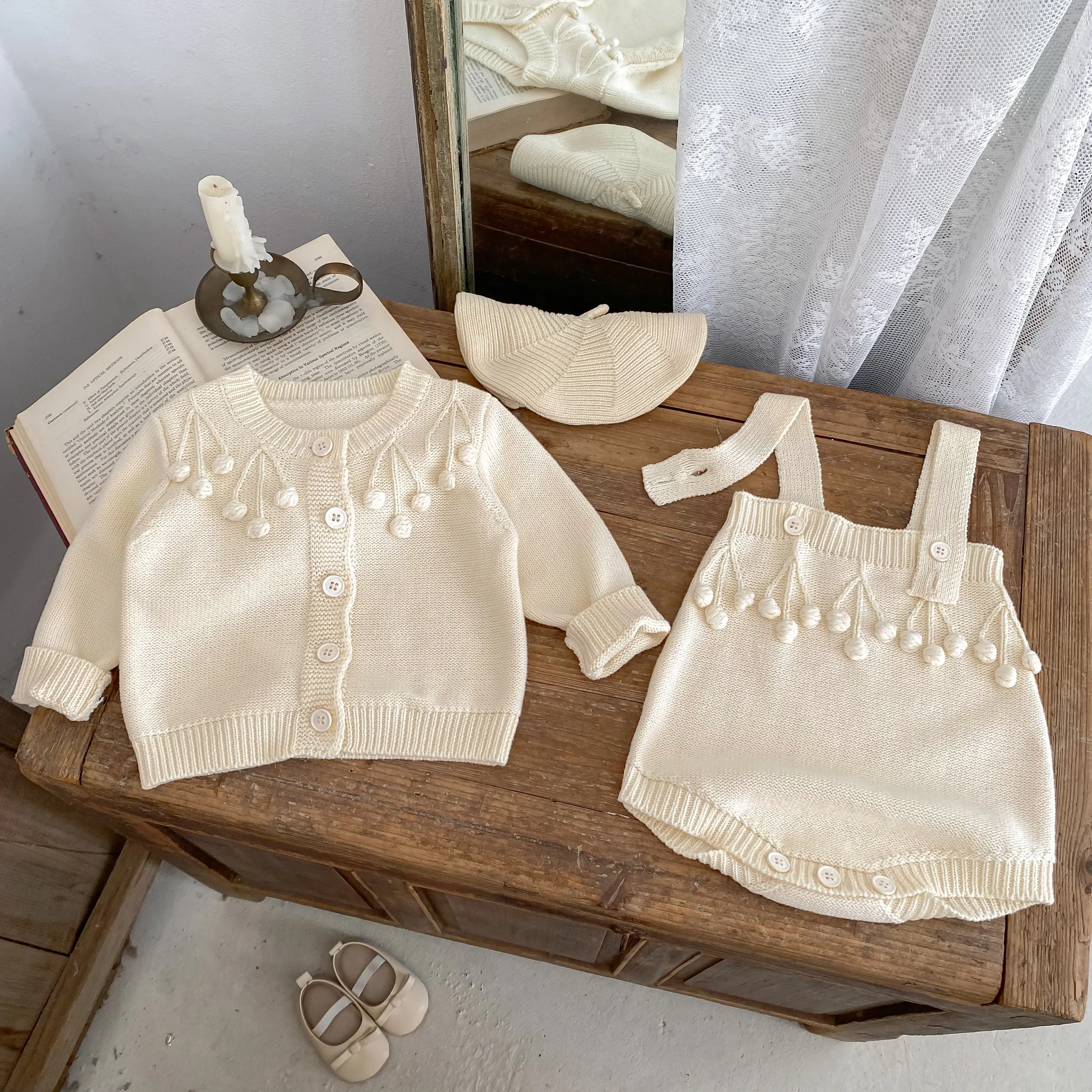 Autumn new baby clothing for 0-3 years old girls: Qiuqiu knitted spaghetti-strap jumpsuit. Soft and comfortable fabric, casual